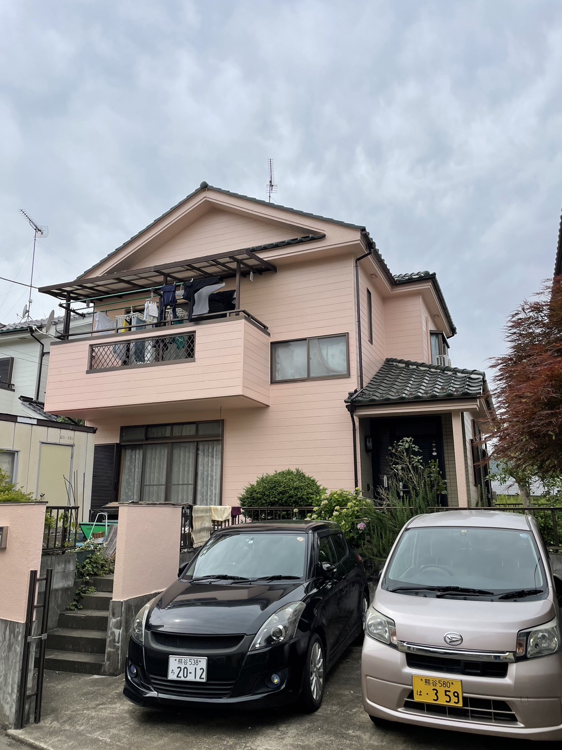東松山市でベージュ色から綺麗なピンクベージュに塗り替えてコーキングも打替え、屋根の漆喰も補修しました。