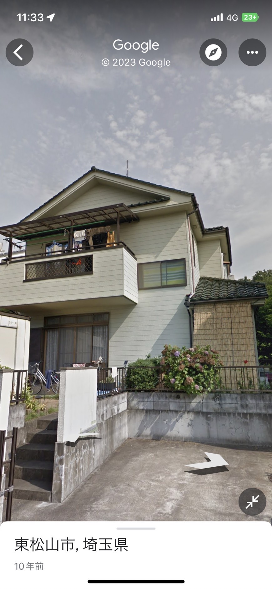 東松山市でベージュ色から綺麗なピンクベージュに塗り替えてコーキングも打替え、屋根の漆喰も補修しました。施工前