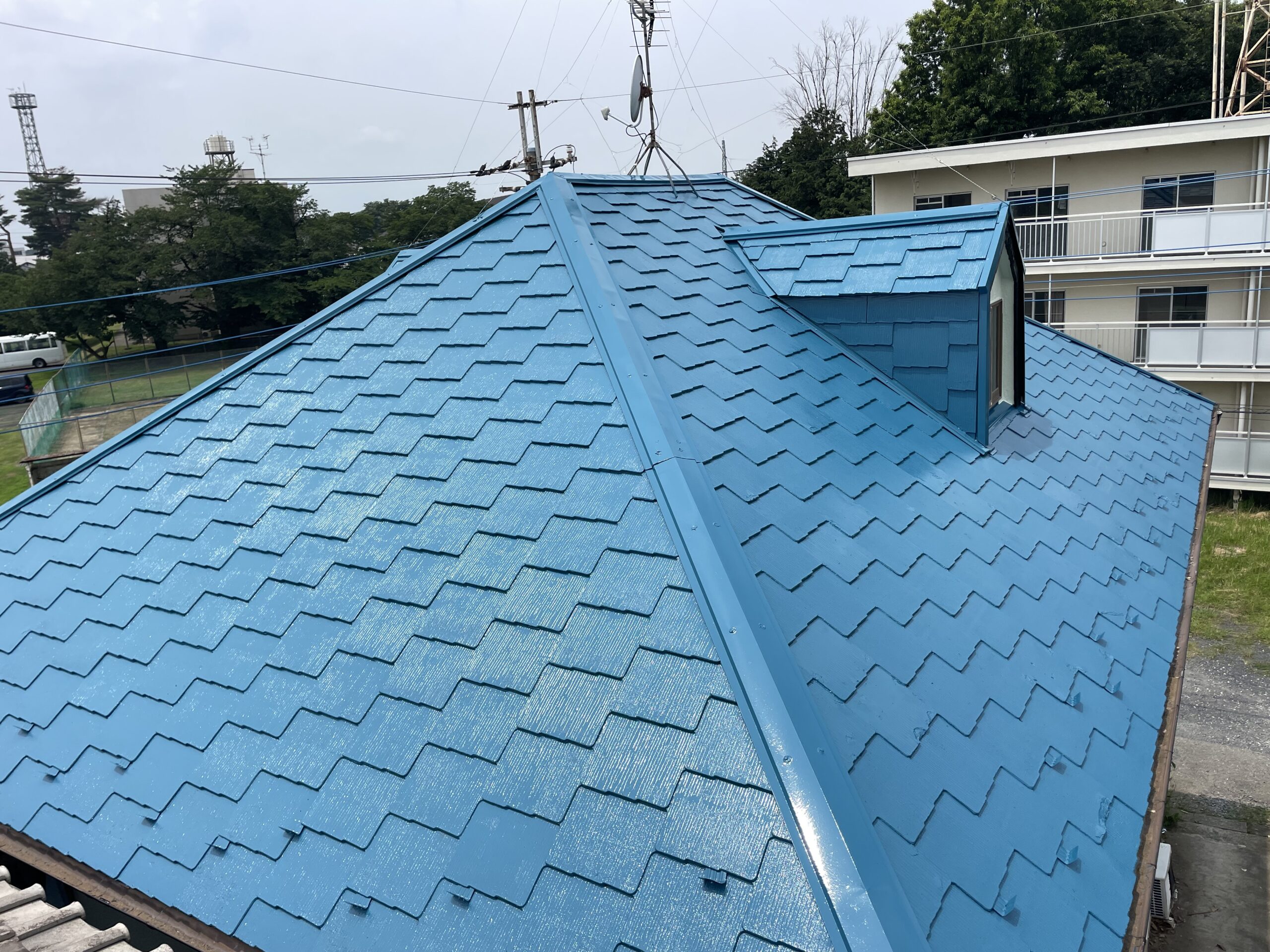 ふじみ野市で鮮やかな青色の屋根に塗り替えました。施工後