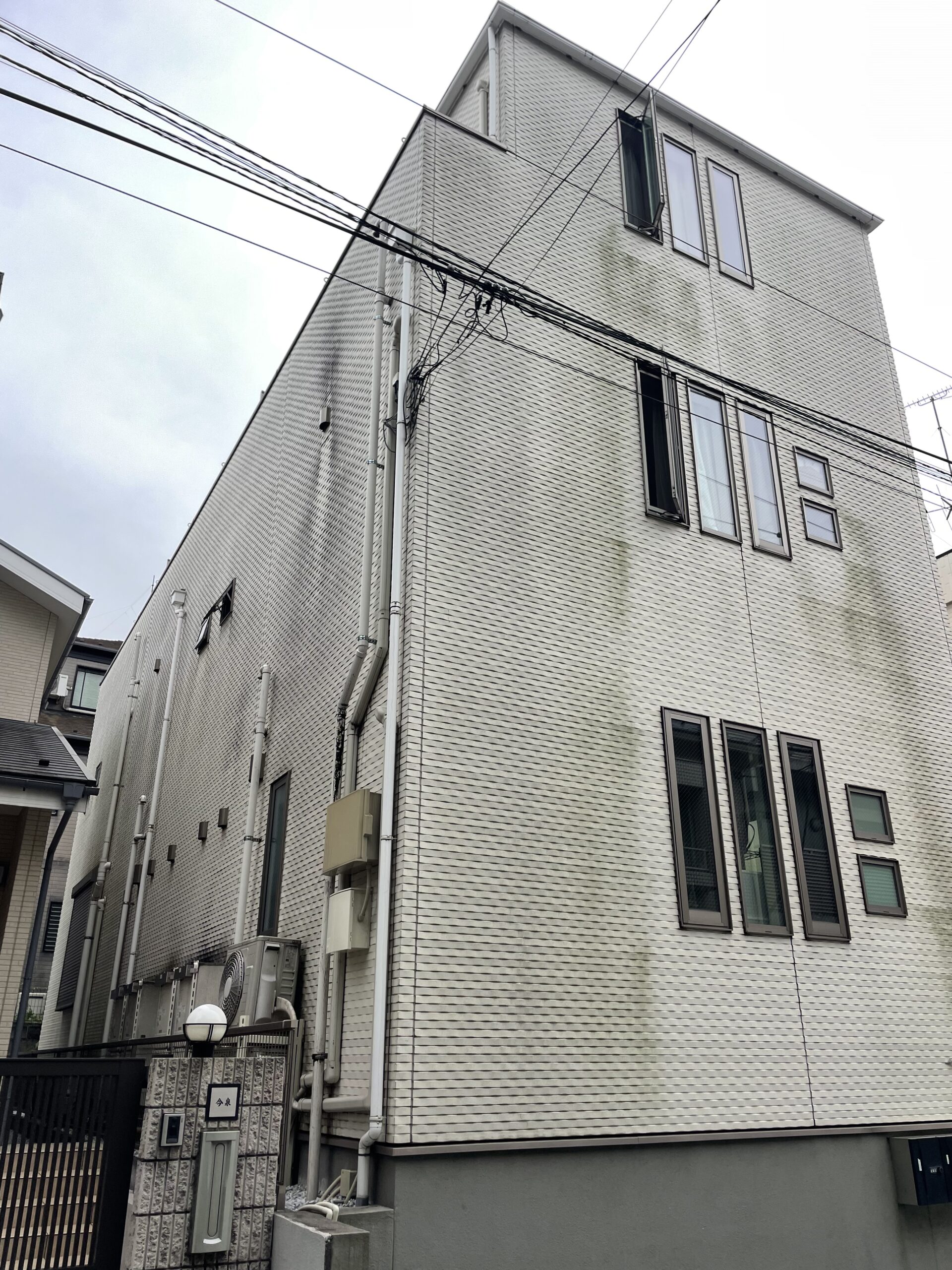 東京都新宿区のアパートをベージュ系の色で塗り替えました。施工前