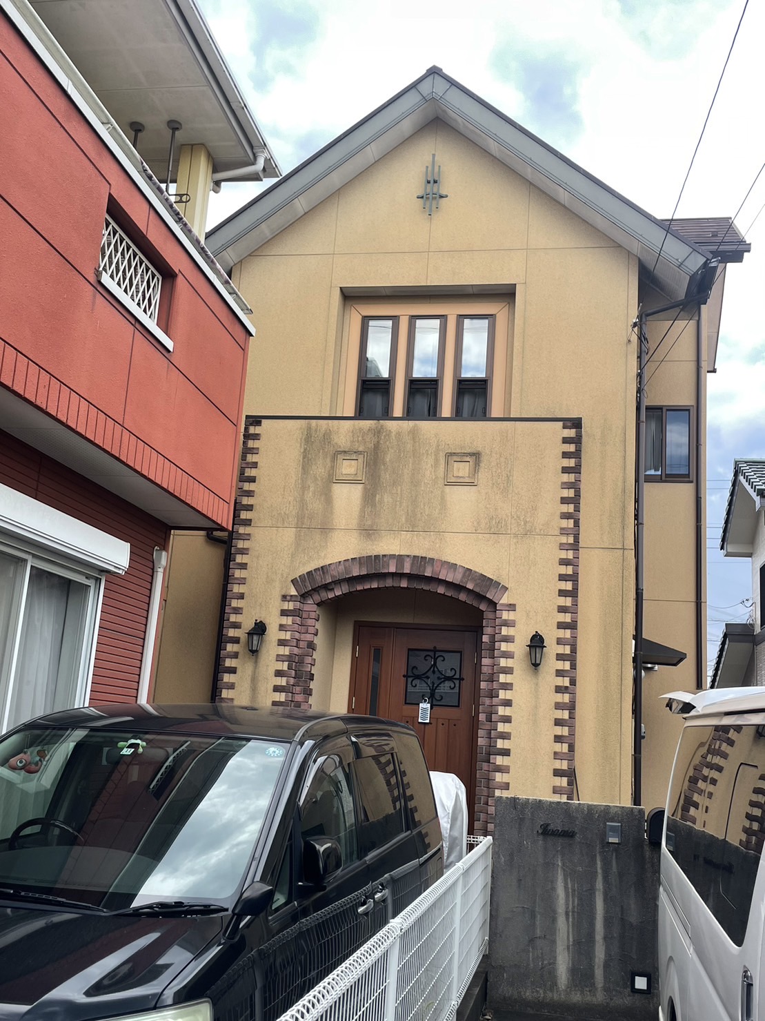 川越市で壁をベージュ系の無機塗料で、屋根は赤系の遮熱無機塗料で塗装を行いました！施工前