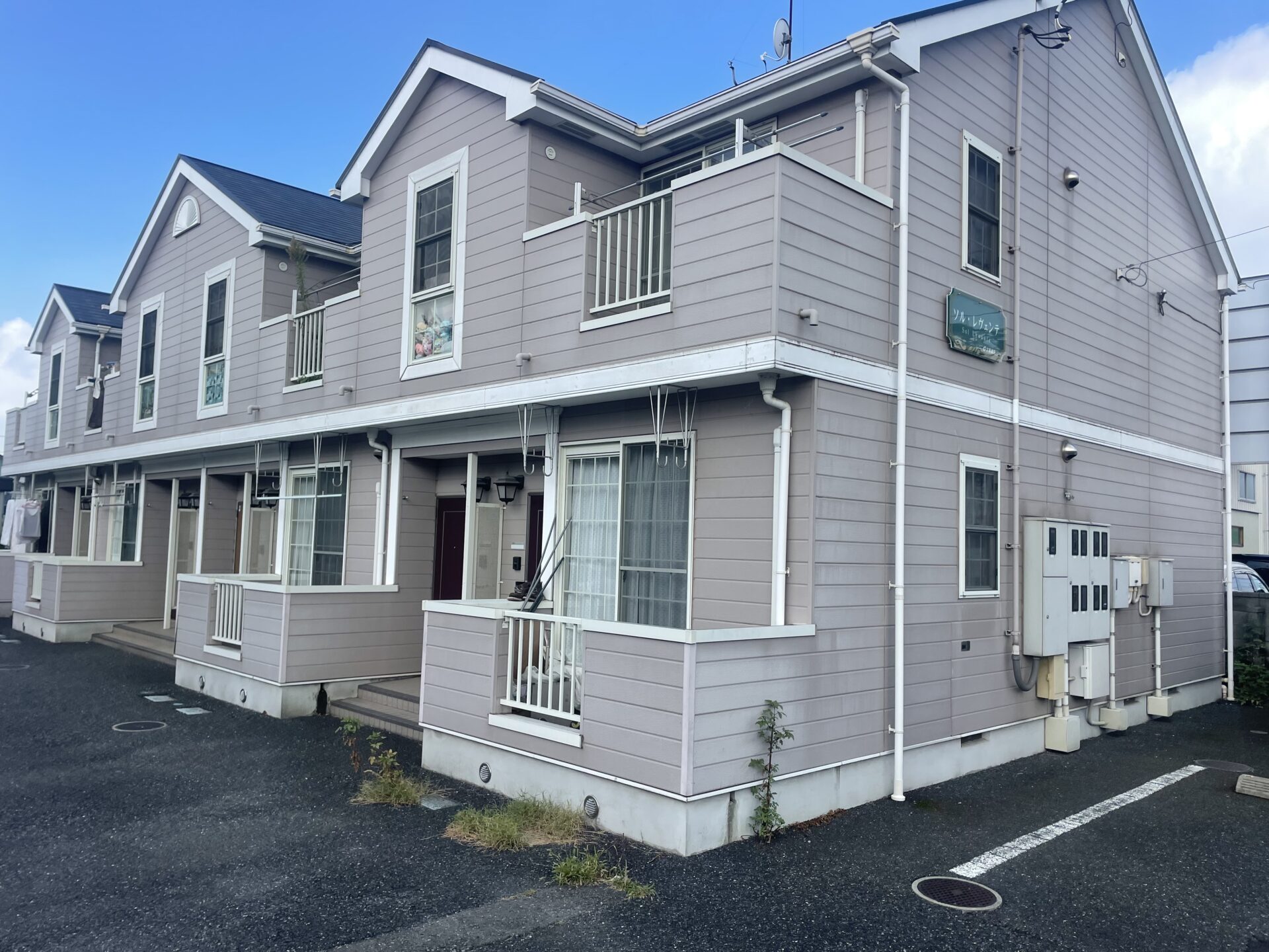 埼玉県北本市でアパートをツートンカラーで塗り替えて屋根は遮熱塗料で塗装を行いました！施工前
