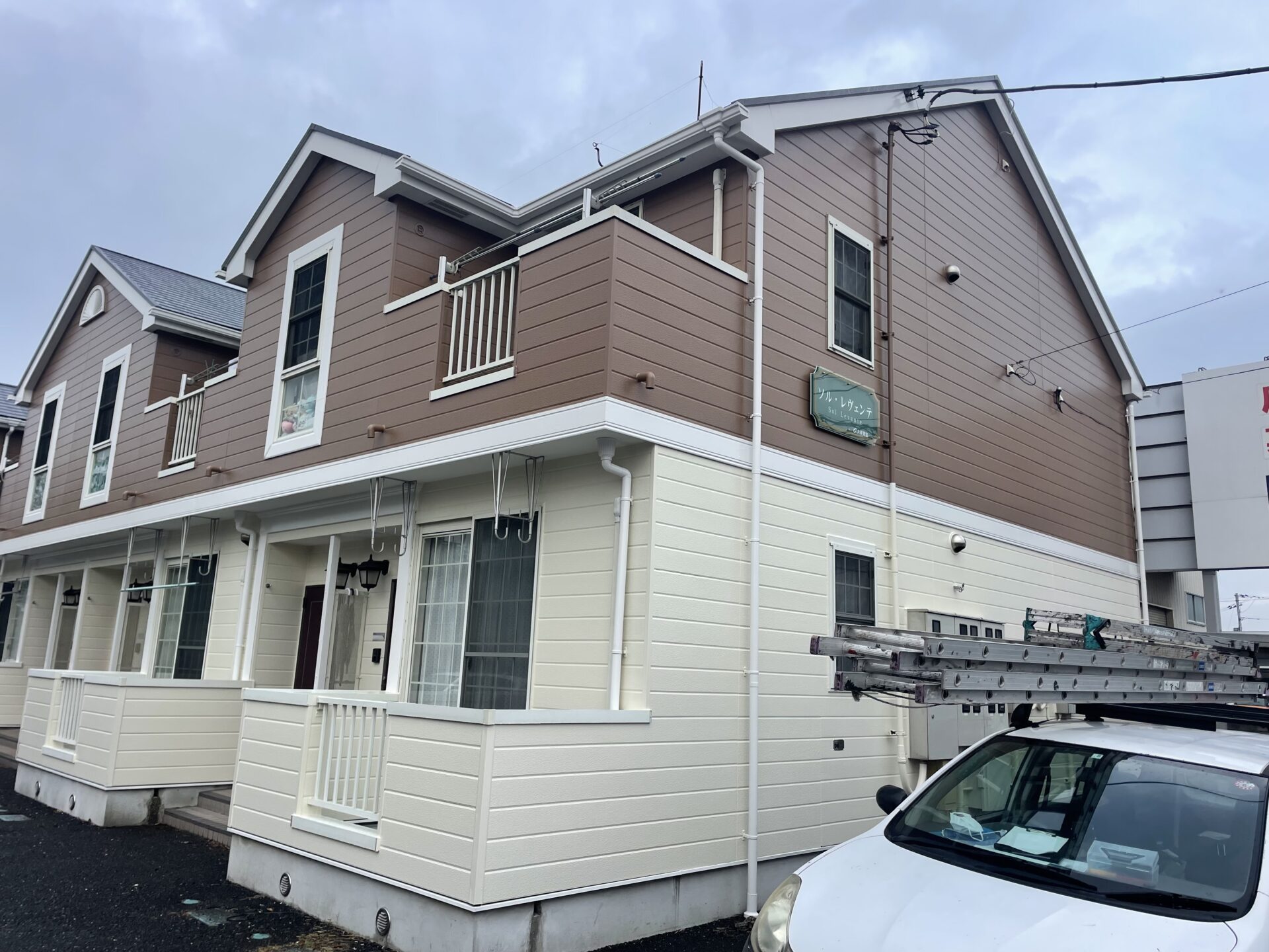 埼玉県北本市でアパートをツートンカラーで塗り替えて屋根は遮熱塗料で塗装を行いました！施工後