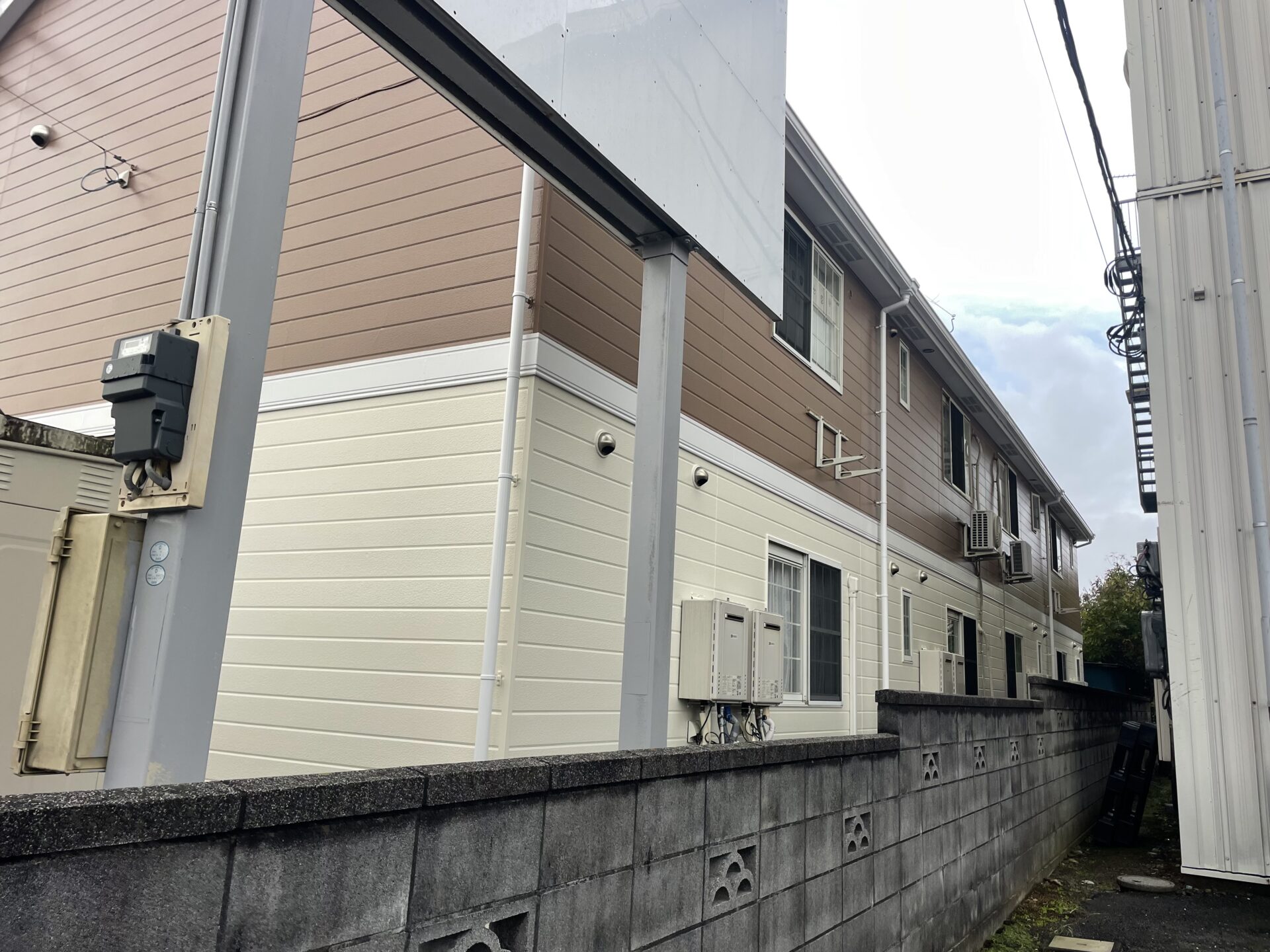 埼玉県北本市でアパートをツートンカラーで塗り替えて屋根は遮熱塗料で塗装を行いました！施工後