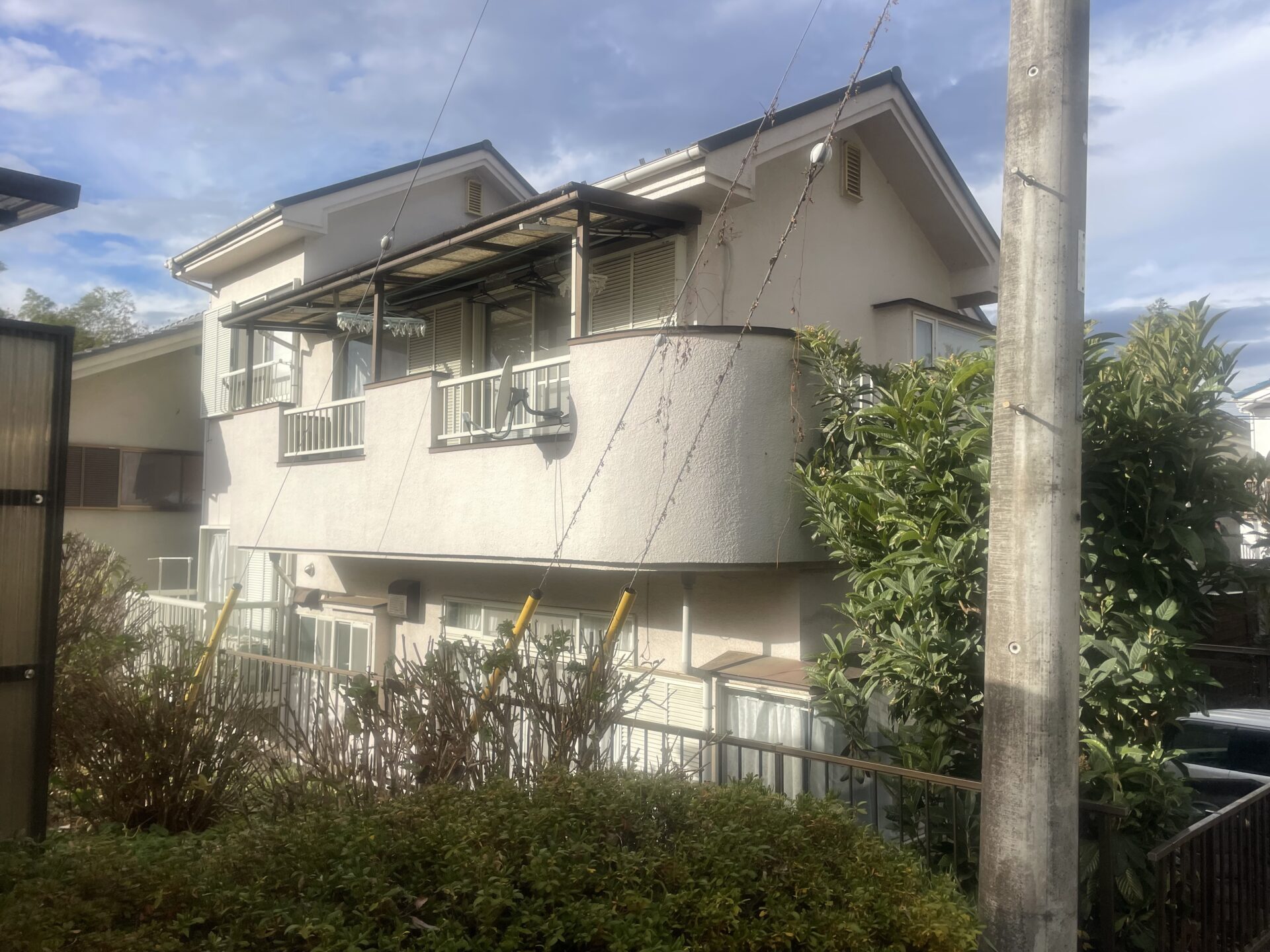 埼玉県ときがわ町で外壁塗装と下地が腐ってしまっているベランダを防水補修して波板の張り替えを行いました！施工前
