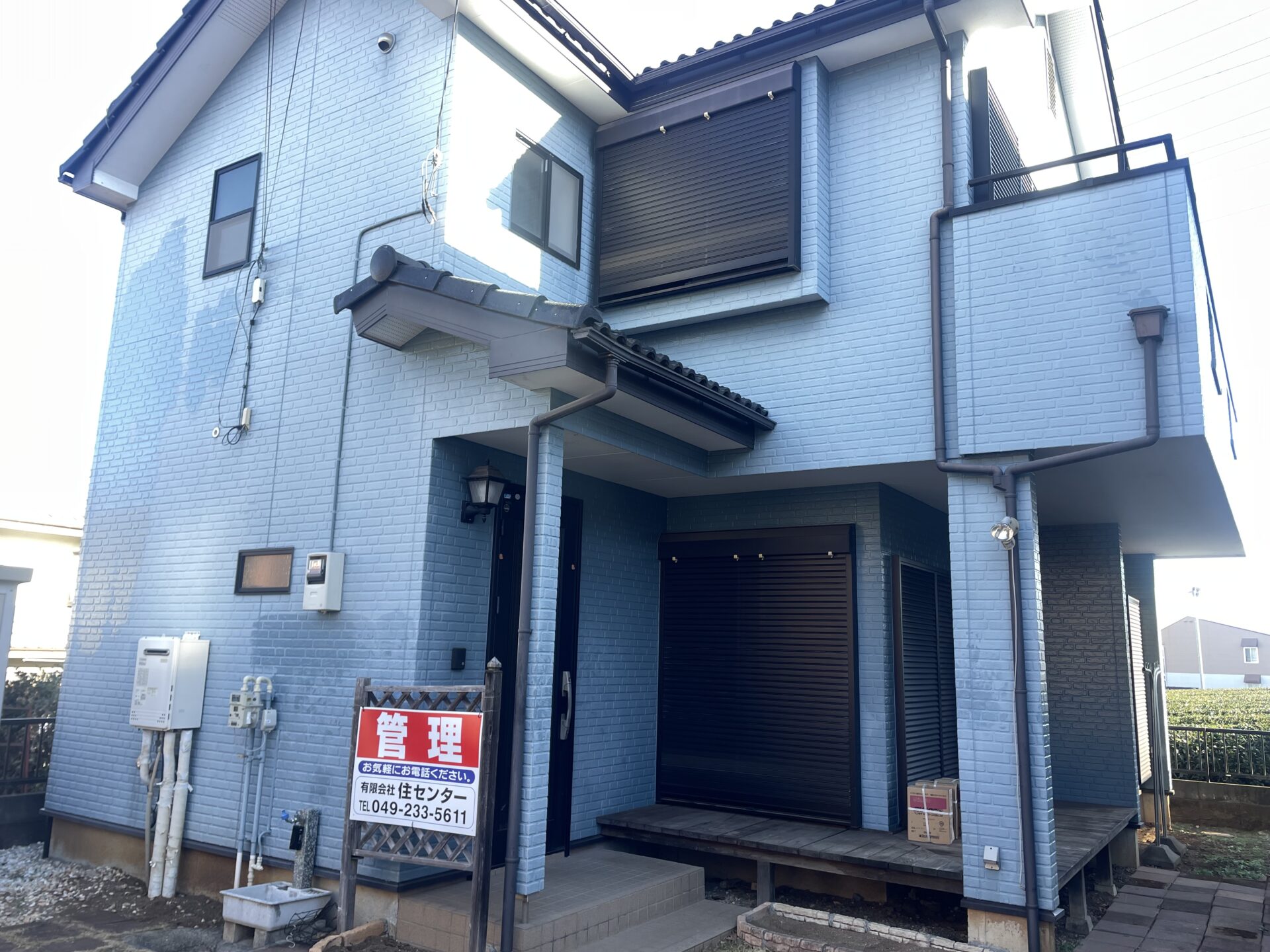 埼玉県所沢市で外壁を水色で、屋根をグレーで塗り替えてコーキング打替えも行いました！施工前