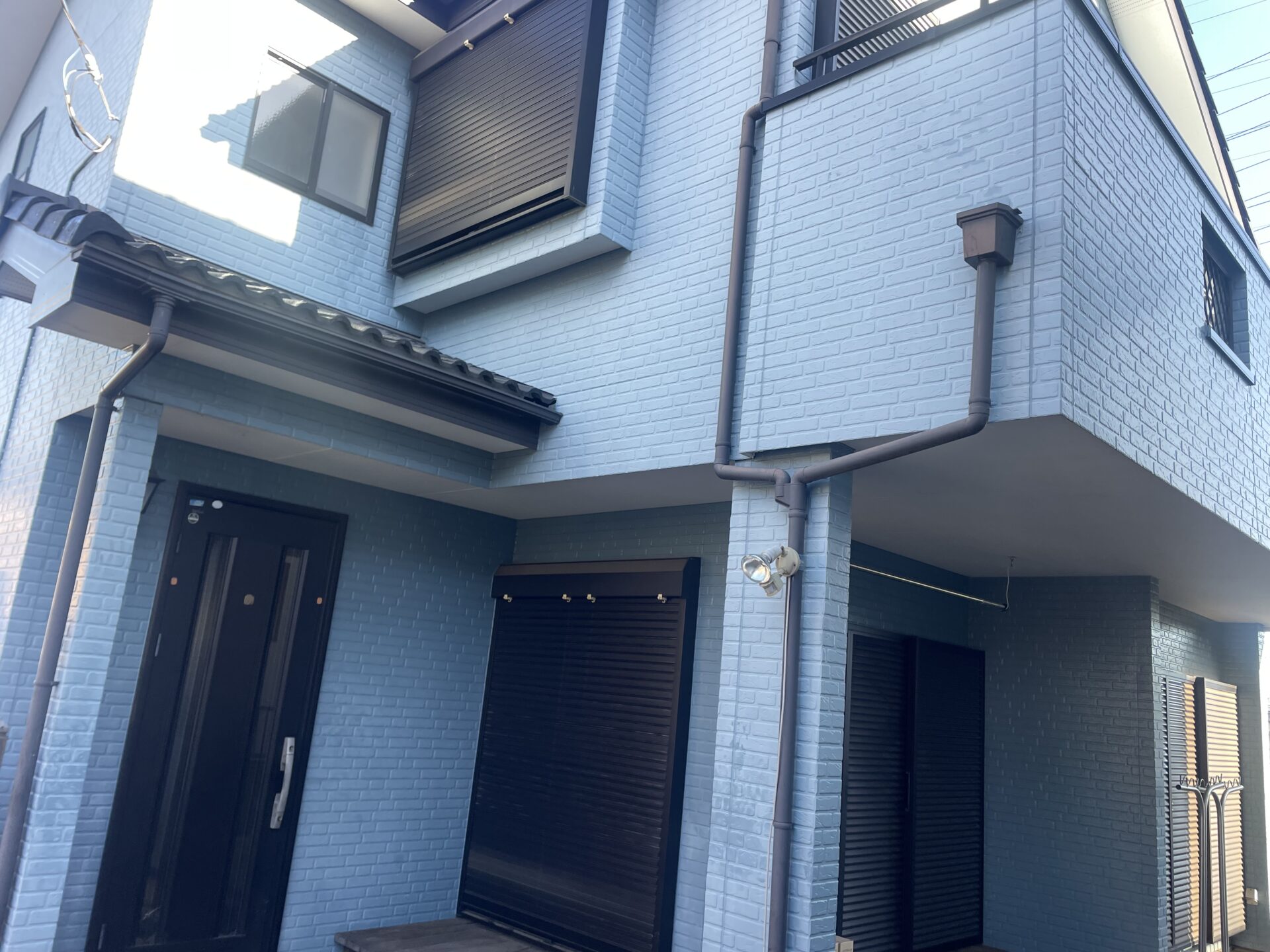 埼玉県所沢市で外壁を水色で、屋根をグレーで塗り替えてコーキング打替えも行いました！施工前