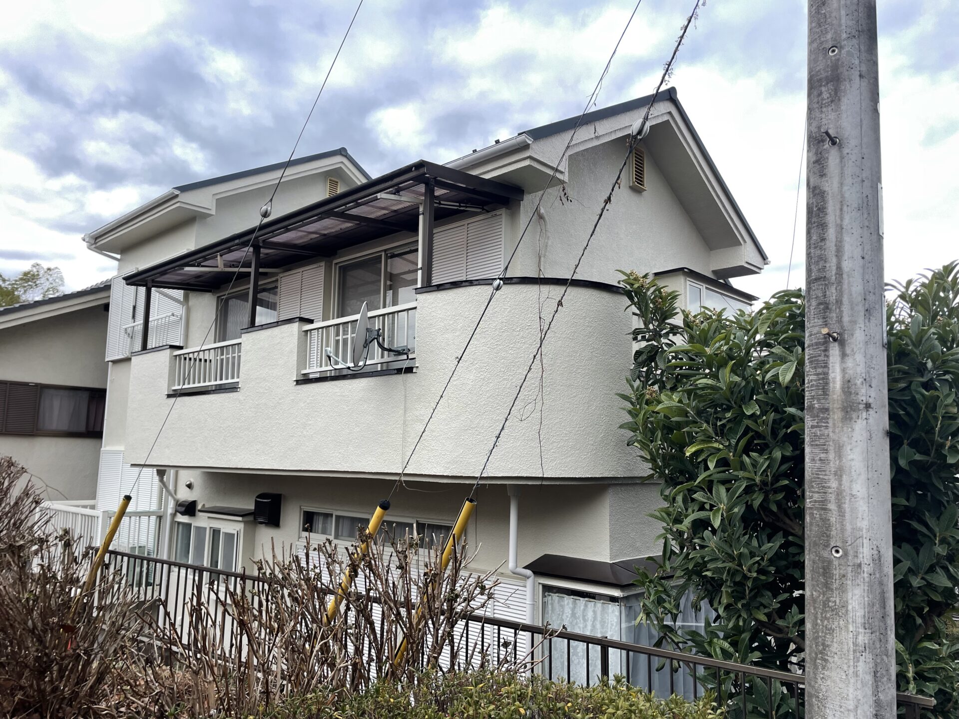 埼玉県ときがわ町で外壁塗装と下地が腐ってしまっているベランダを防水補修して波板の張り替えを行いました！施工後