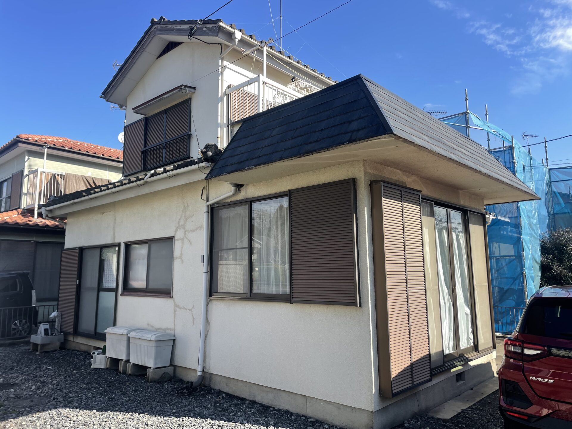 東松山市で外壁は薄いグレーで屋根を紺色に塗装をして、屋根漆喰補修も行いました！施工前
