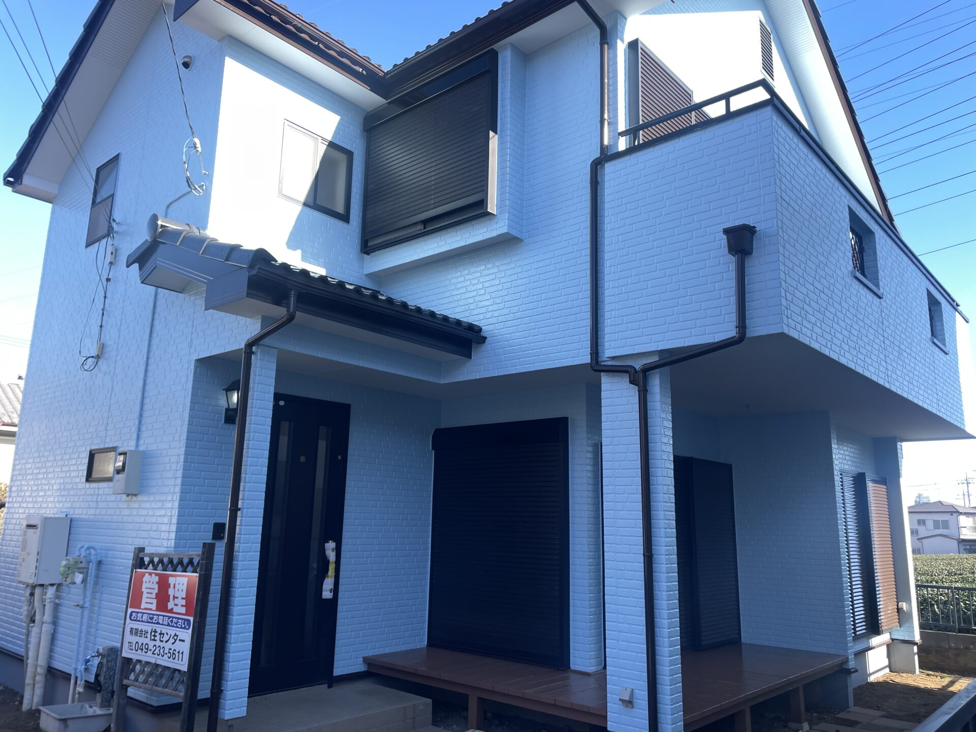 埼玉県所沢市で外壁を水色で、屋根をグレーで塗り替えてコーキング打替えも行いました！施工後
