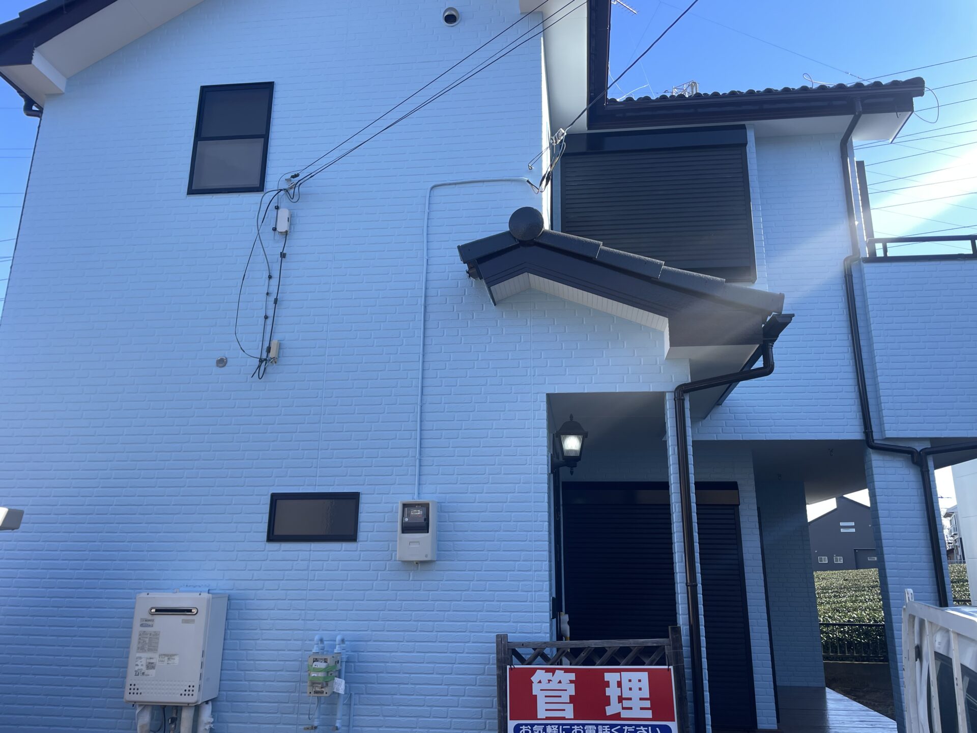埼玉県所沢市で外壁を水色で、屋根をグレーで塗り替えてコーキング打替えも行いました！施工後