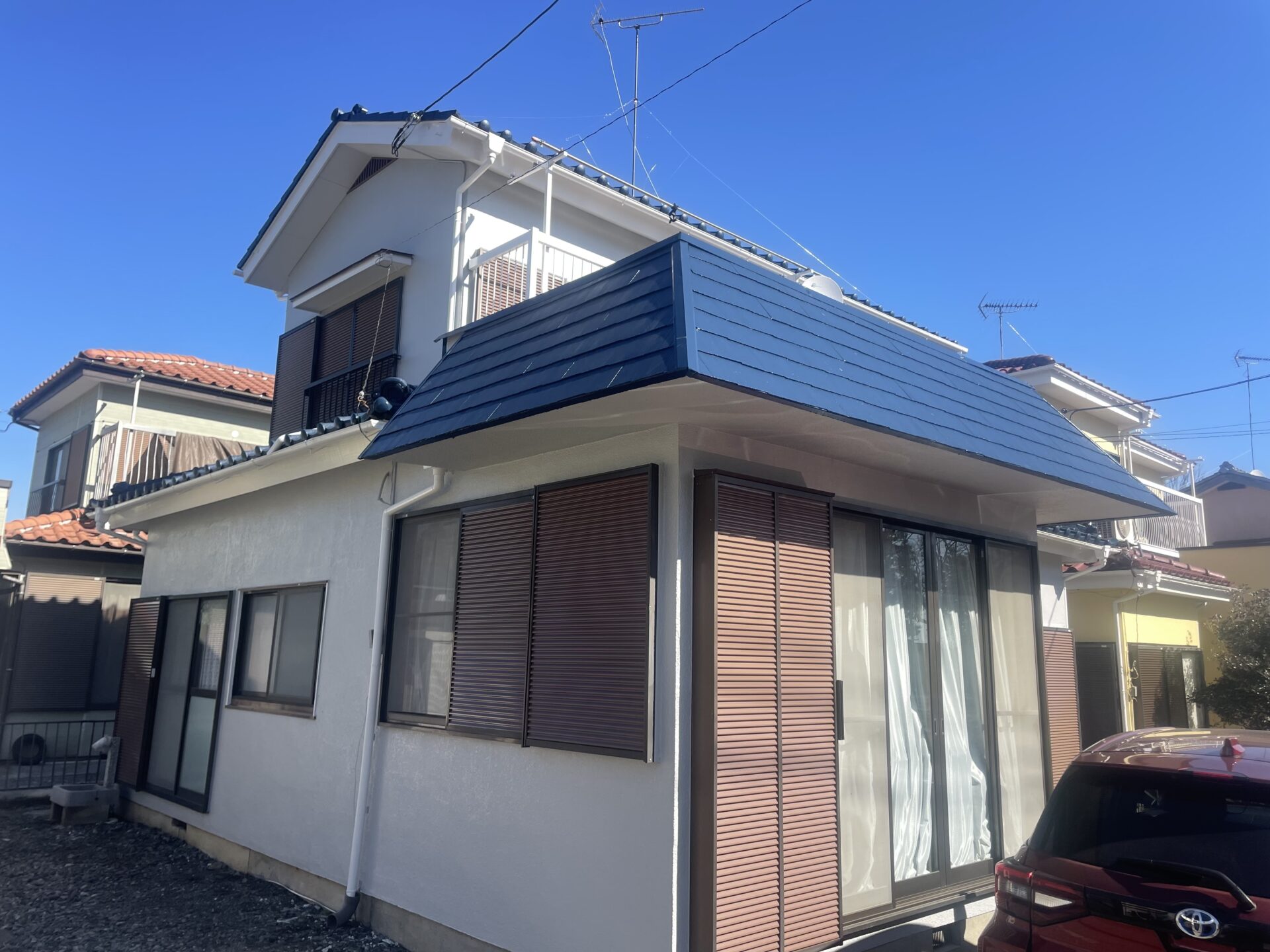 東松山市で外壁は薄いグレーで屋根を紺色に塗装をして、屋根漆喰補修も行いました！施工後