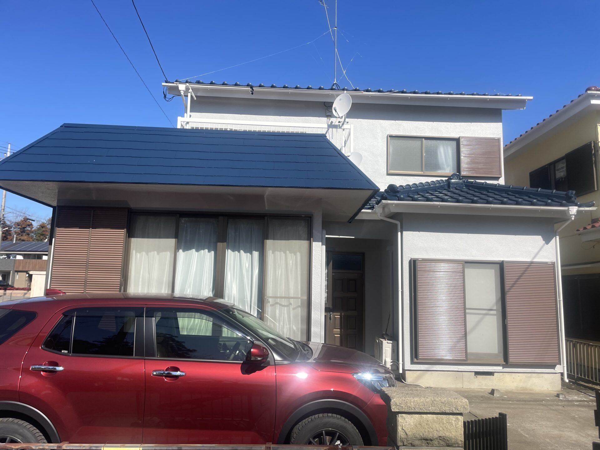東松山市で外壁は薄いグレーで屋根を紺色に塗装をして、屋根漆喰補修も行いました！