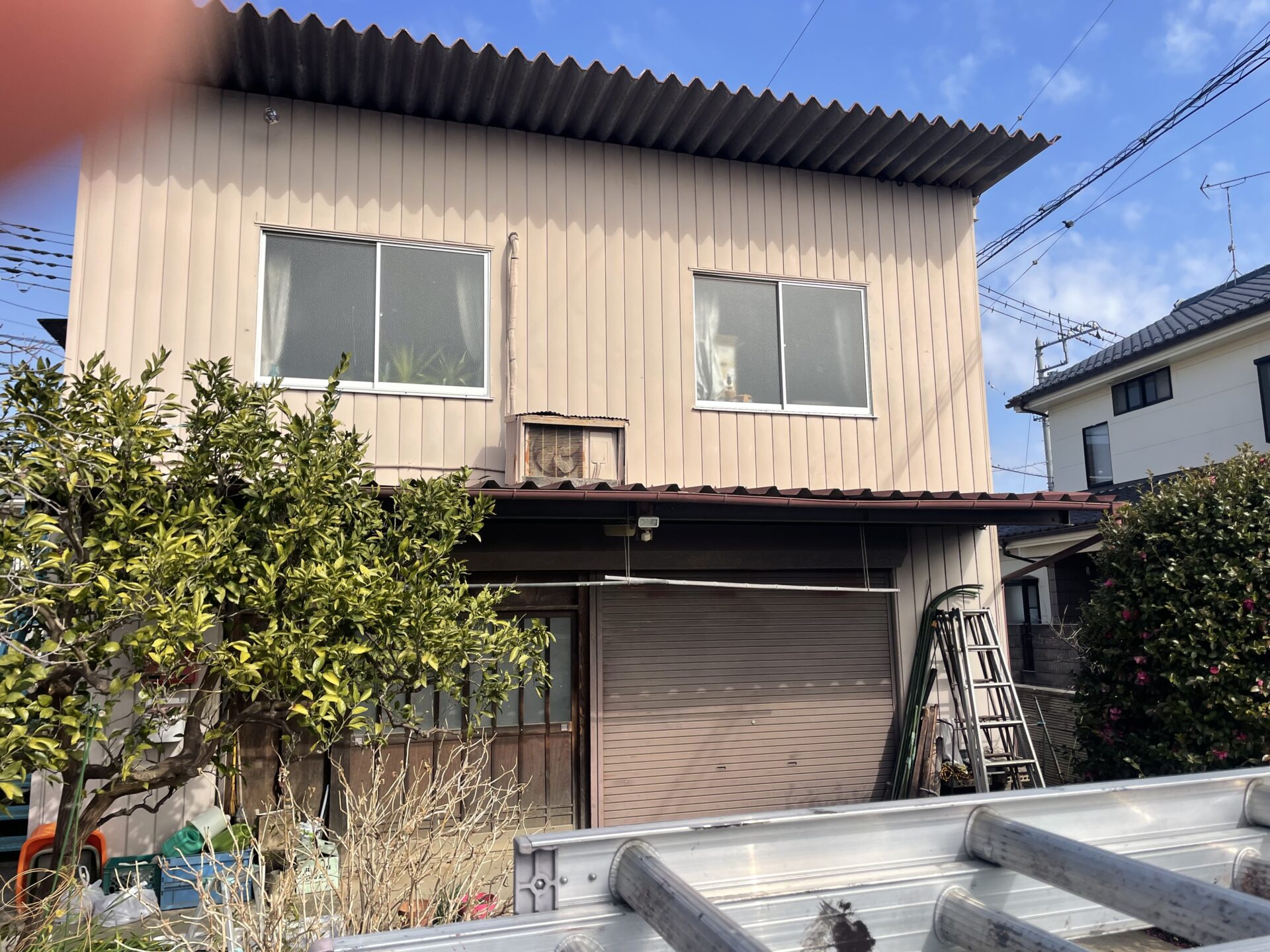 埼玉県川越市で母屋の外壁と倉庫をグレー色で統一して落ち着いた雰囲気のお家になりました。施工前