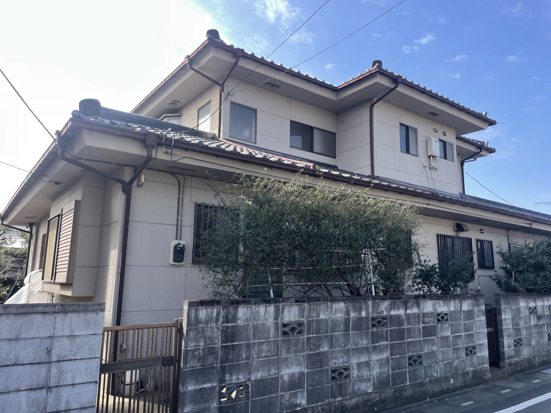 埼玉県川越市で母屋の外壁と倉庫をグレー色で統一して落ち着いた雰囲気のお家になりました。施工前