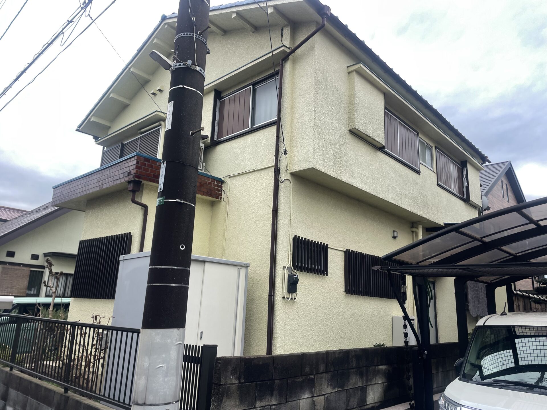 埼玉県狭山市で外壁をアイボリー色に塗り替えてトタン屋根をグレー、屋根漆喰も補修しました！　施工前