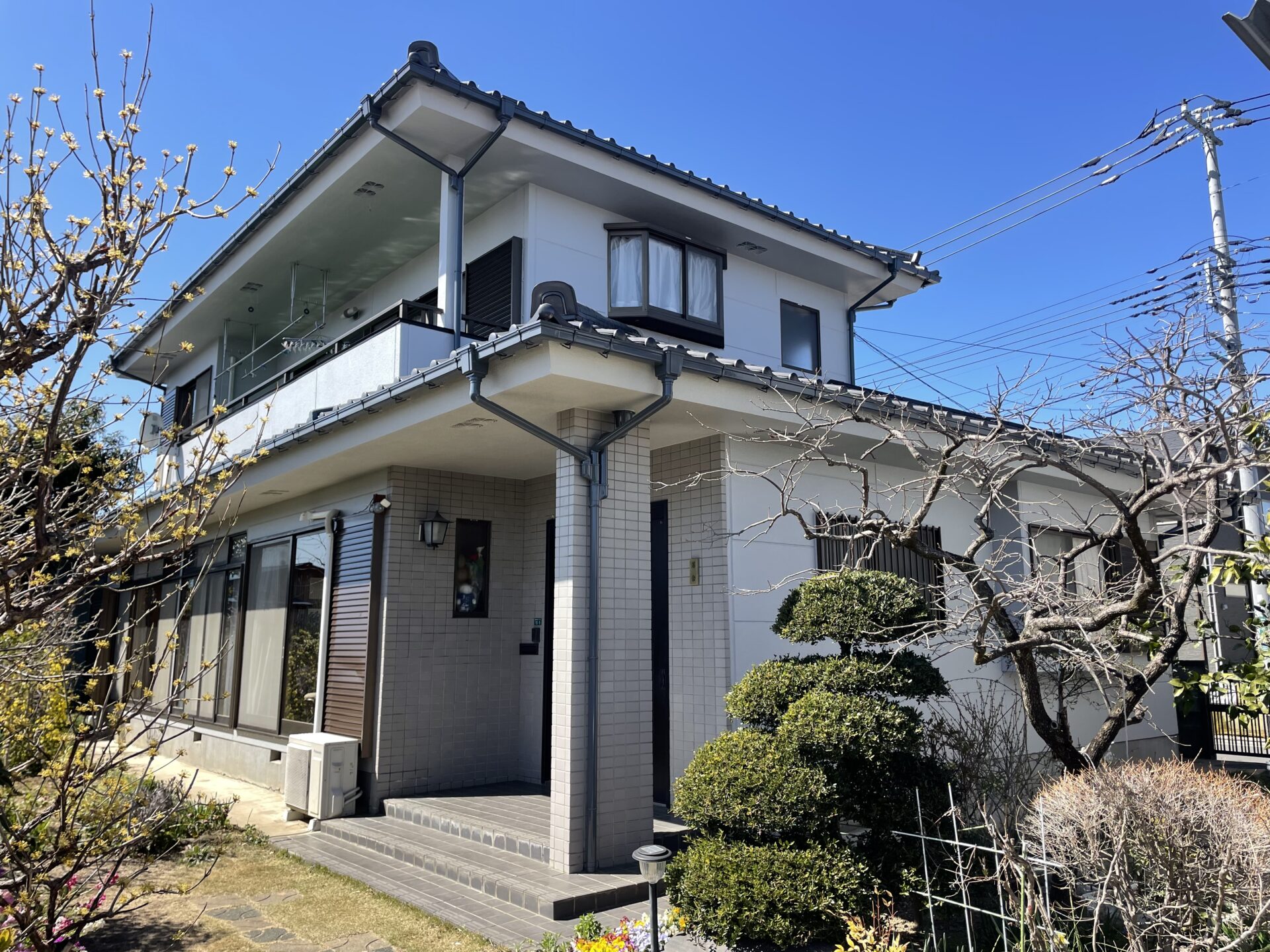 埼玉県川越市で母屋の外壁と倉庫をグレー色で統一して落ち着いた雰囲気のお家になりました。施工後