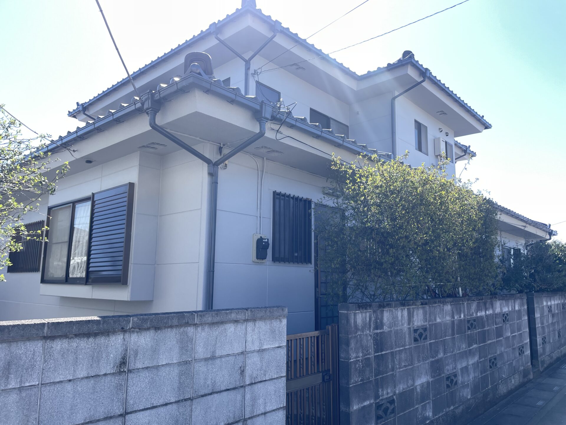 埼玉県川越市で母屋の外壁と倉庫をグレー色で統一して落ち着いた雰囲気のお家になりました。施工後