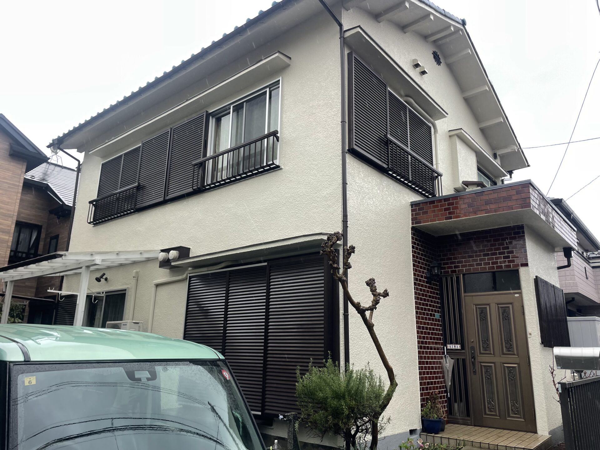 埼玉県狭山市で外壁をアイボリー色に塗り替えてトタン屋根をグレー、屋根漆喰も補修しました！　