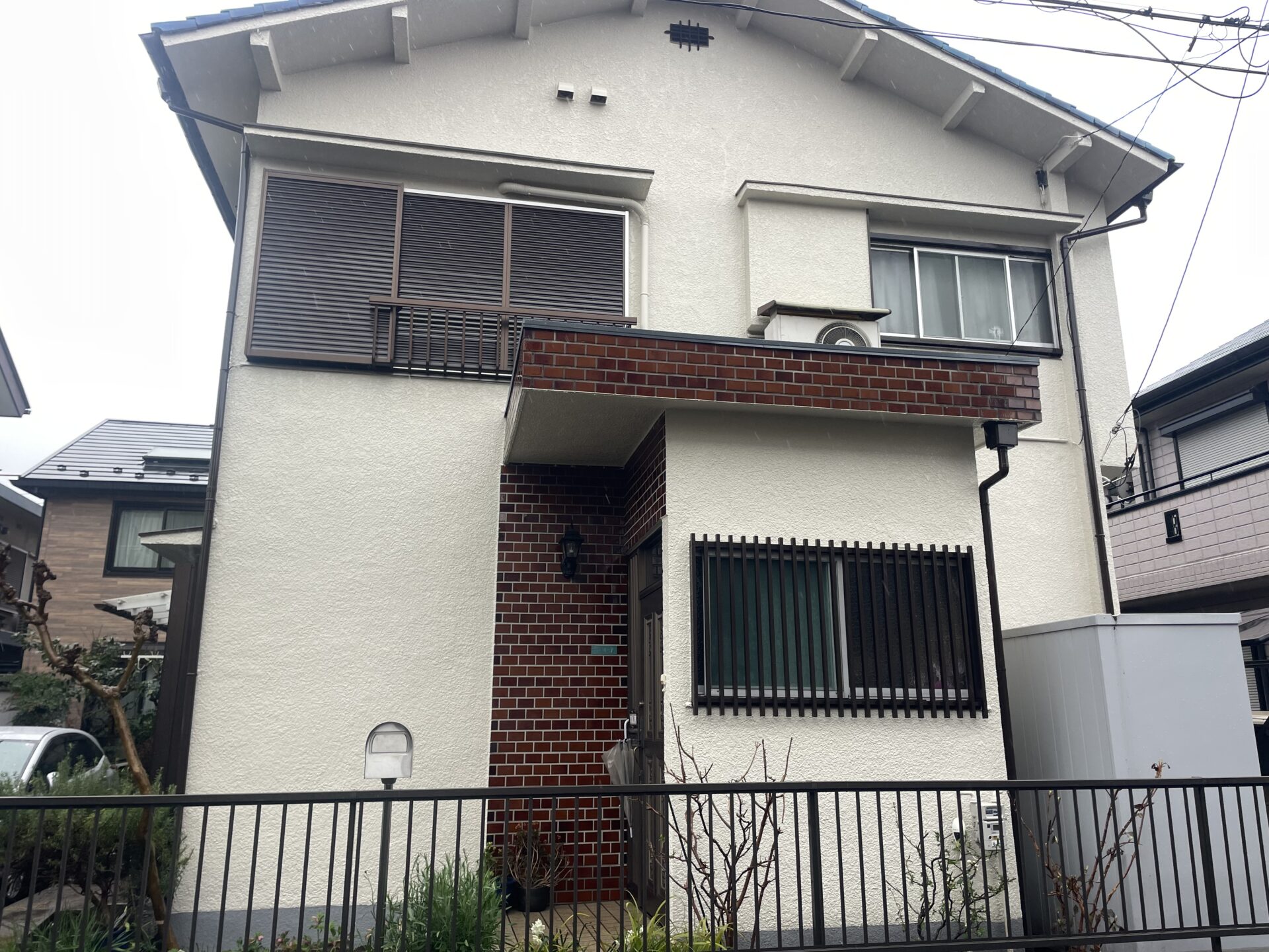 埼玉県狭山市で外壁をアイボリー色に塗り替えてトタン屋根をグレー、屋根漆喰も補修しました！　施工後
