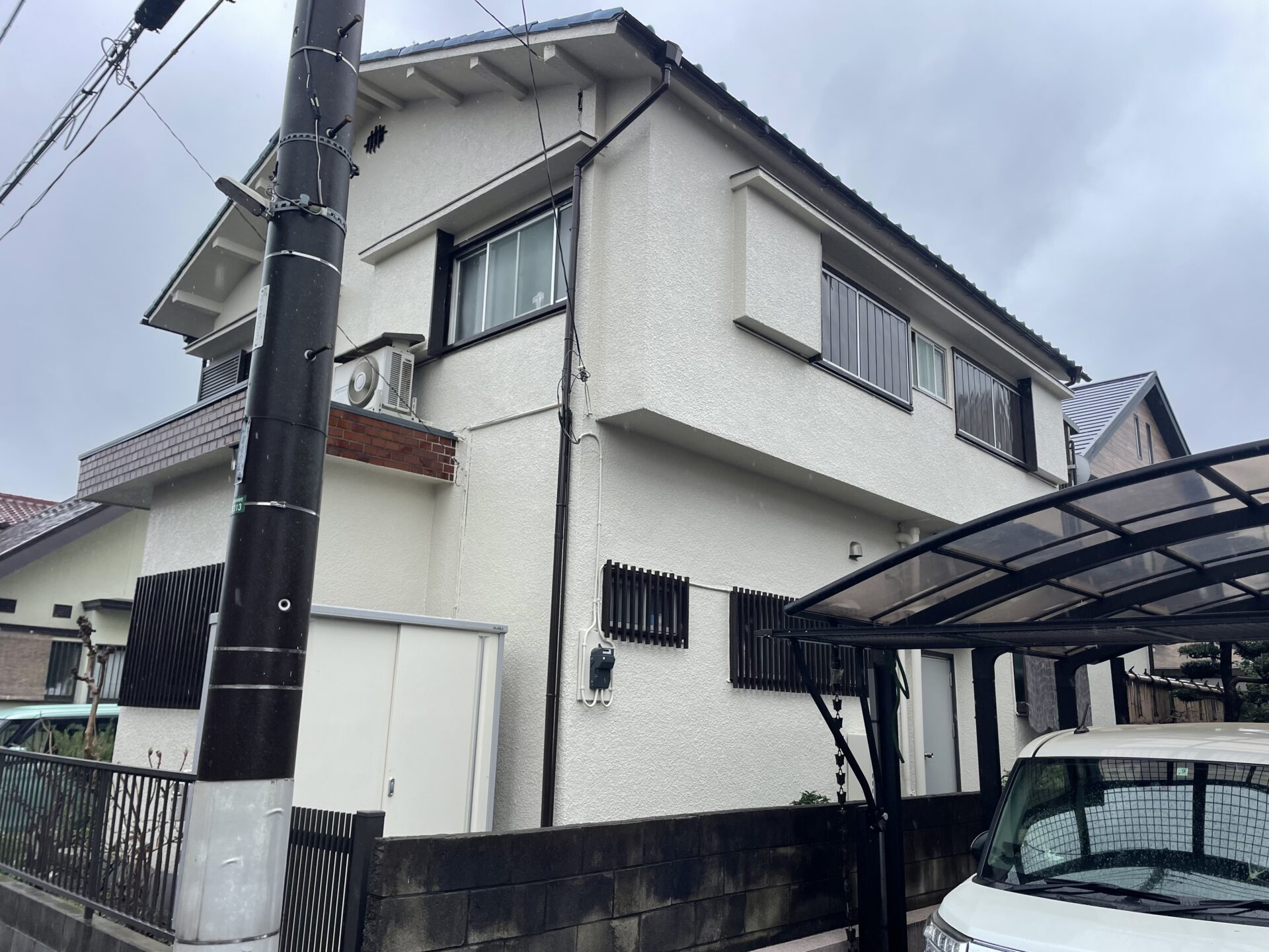 埼玉県狭山市で外壁をアイボリー色に塗り替えてトタン屋根をグレー、屋根漆喰も補修しました！　施工後