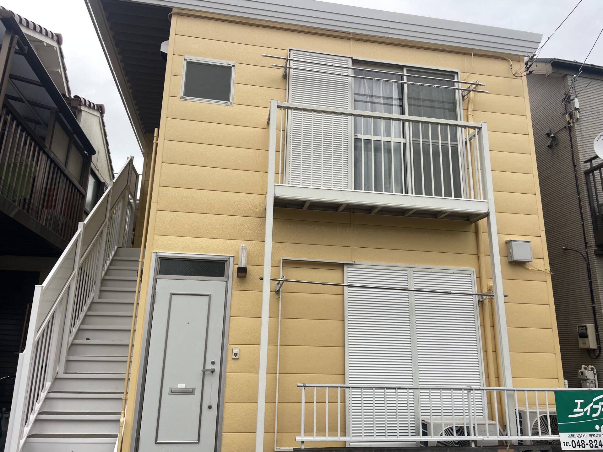川口市のアパートを外壁を黄色系で明るく、折板屋根は断熱塗料の「キルコ遮断熱」で塗装を行いました！施工後