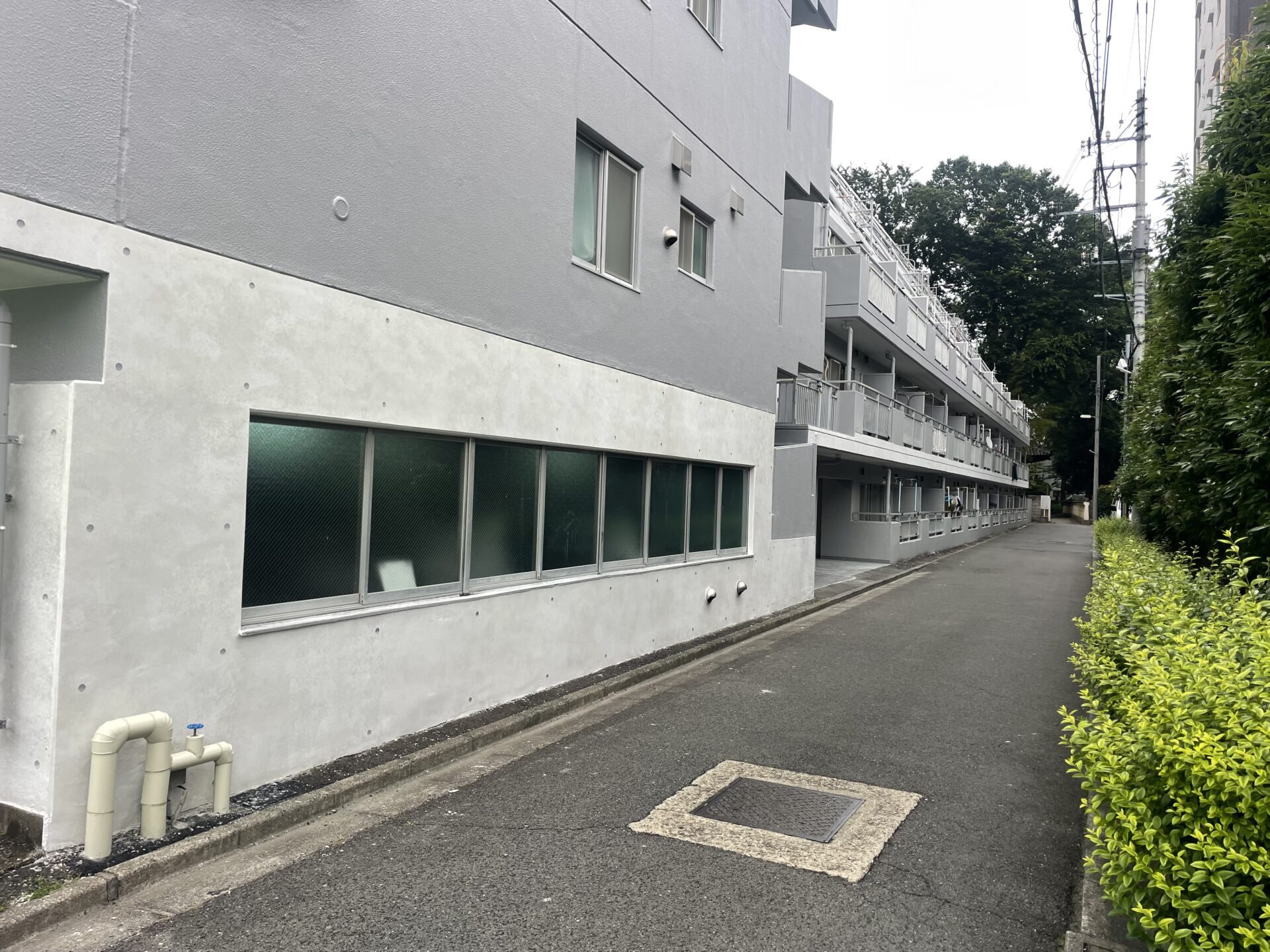 埼玉県川越市のマンションで外壁塗装とベランダ防水をして、エントランス廻りなどはコンクリート打放し風に特殊塗装を行いました！施工後