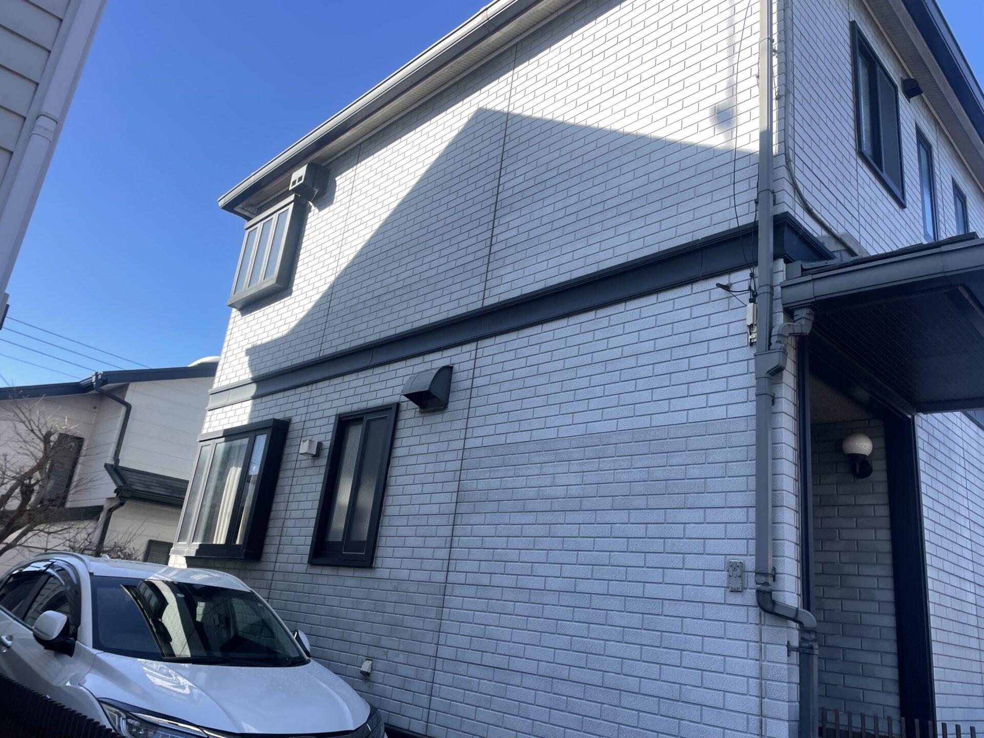 埼玉県日高市で外壁と屋根をグレー系で塗り替えてコーキングも打ち替えました！　施工前