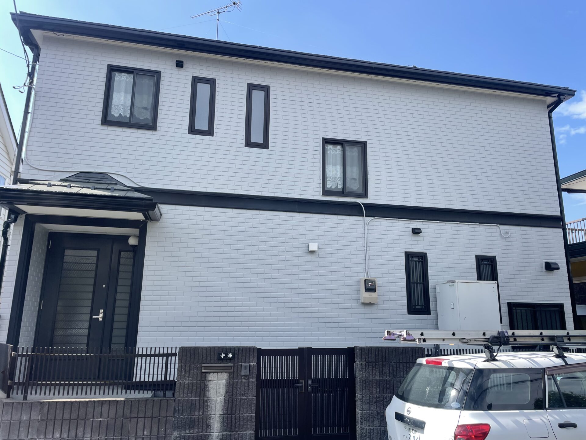 埼玉県日高市で外壁と屋根をグレー系で塗り替えてコーキングも打ち替えました！　施工後