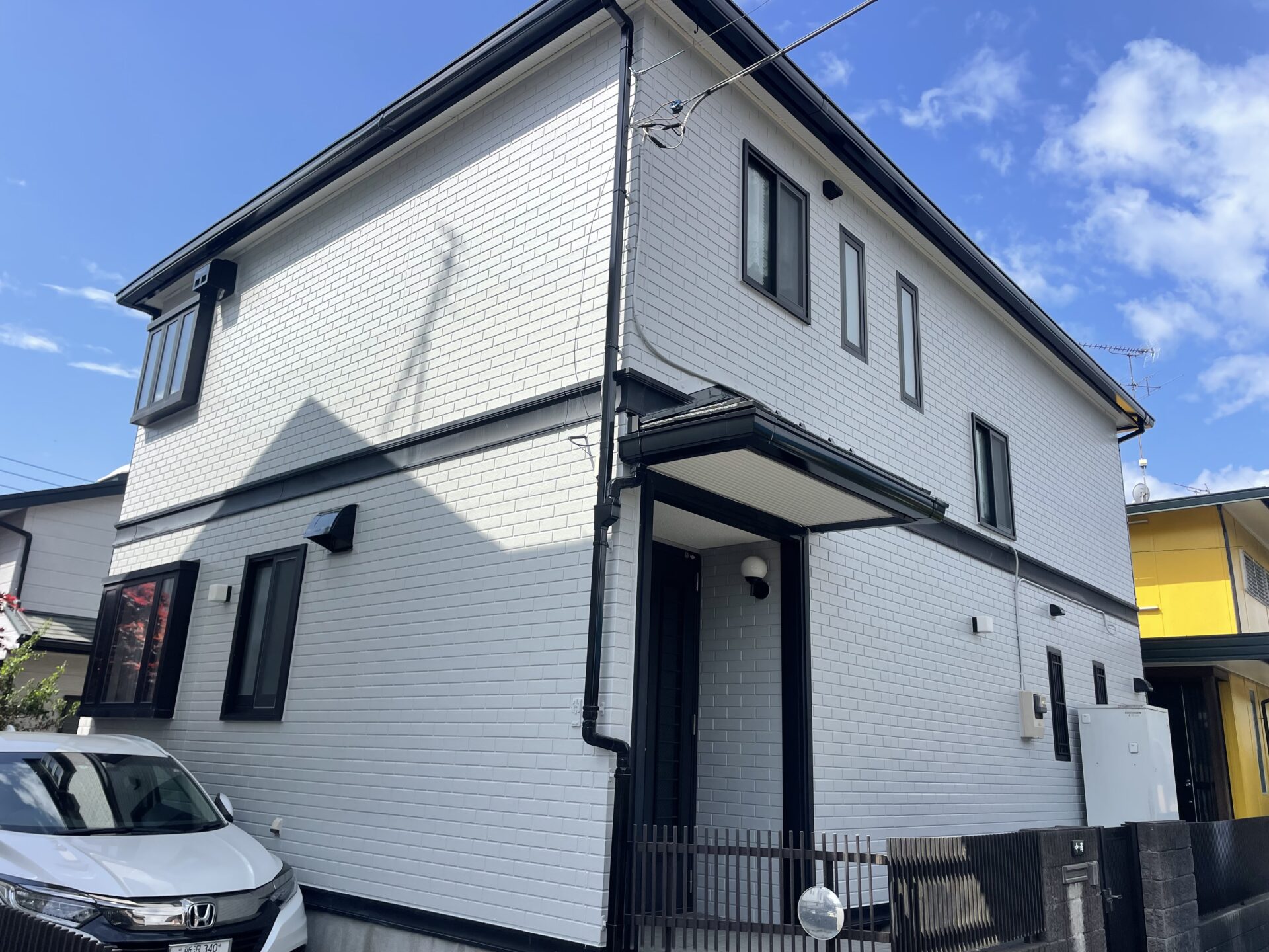 埼玉県日高市で外壁と屋根をグレー系で塗り替えてコーキングも打ち替えました！　
