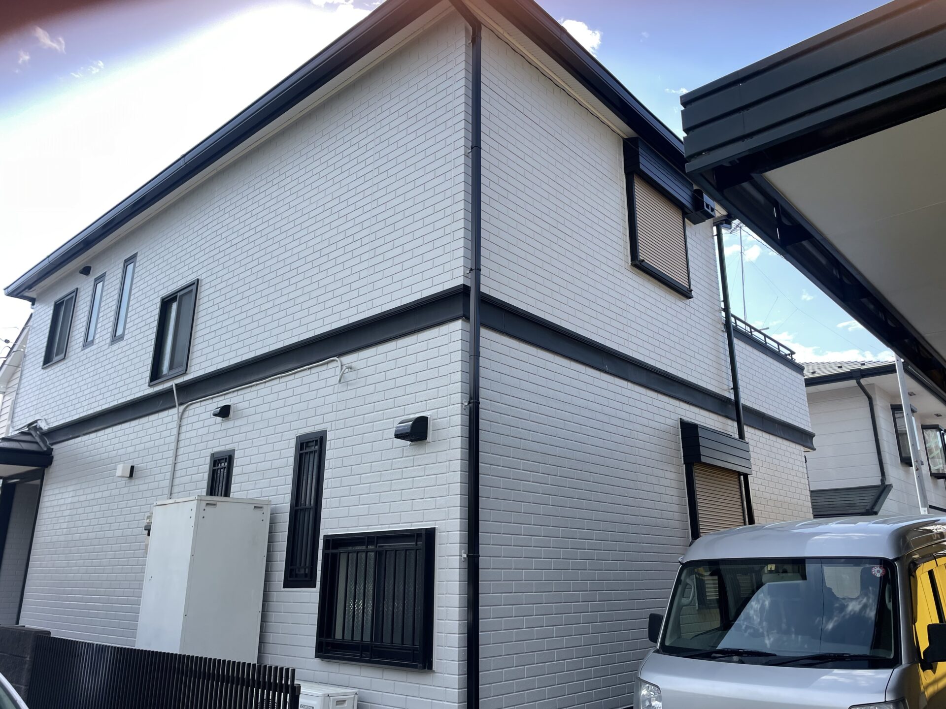 埼玉県日高市で外壁と屋根をグレー系で塗り替えてコーキングも打ち替えました！　施工後
