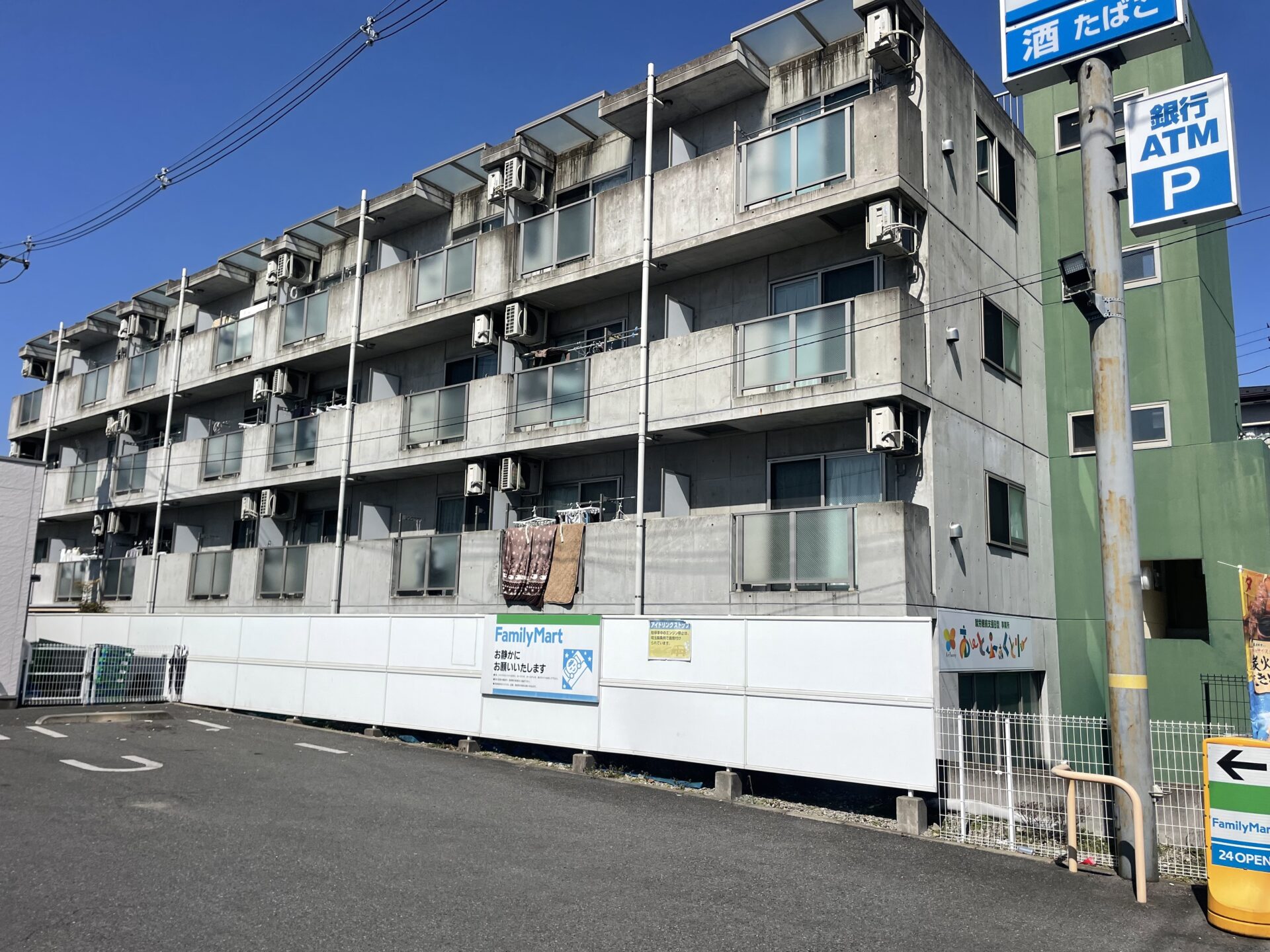 埼玉県草加市のコンクリート打放しマンションで外壁塗装とコーキングの打ち替えと屋上やベランダの防水工事を行いました！施工前