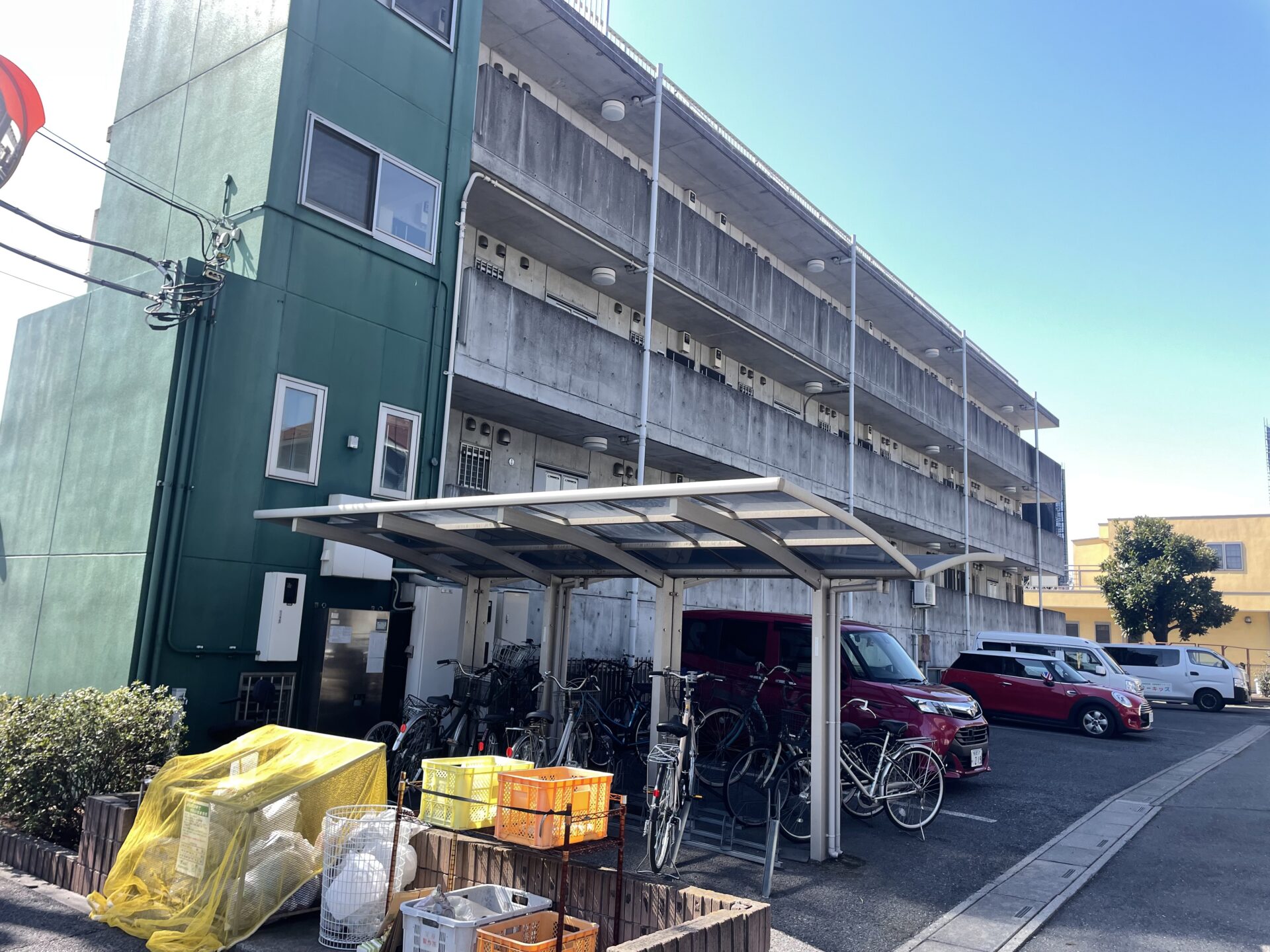 埼玉県草加市のコンクリート打放しマンションで外壁塗装とコーキングの打ち替えと屋上やベランダの防水工事を行いました！施工前