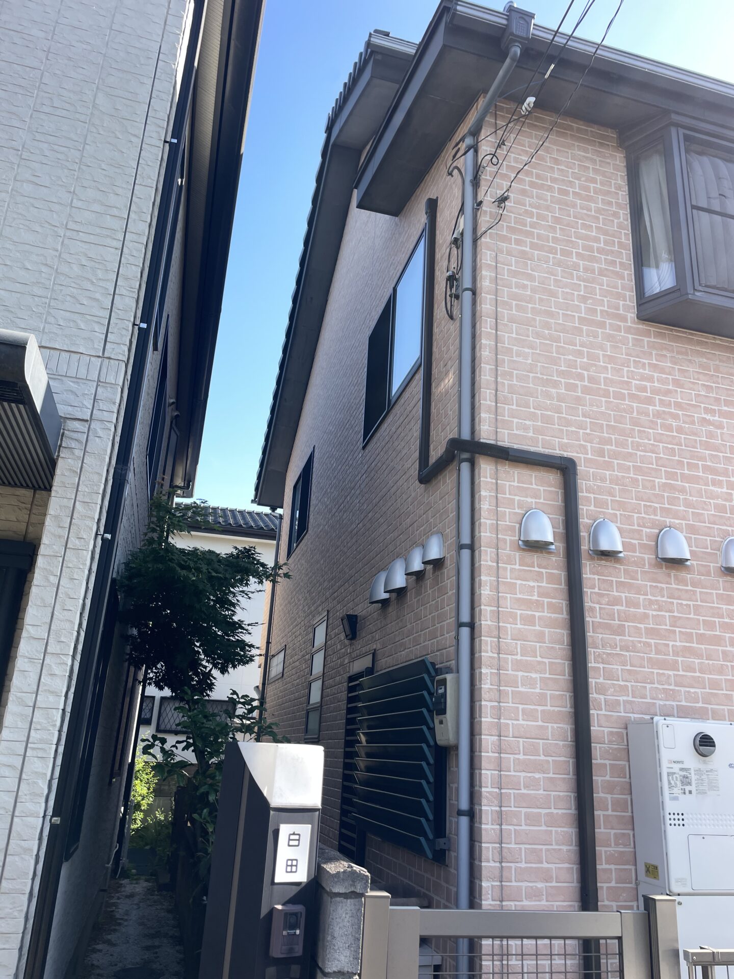 埼玉県川越市で外壁を無機ハイブリット塗料で塗装をしてコーキング打ち替えはオートンイクシードで行って、崩れた袖瓦を交換しました！施工前