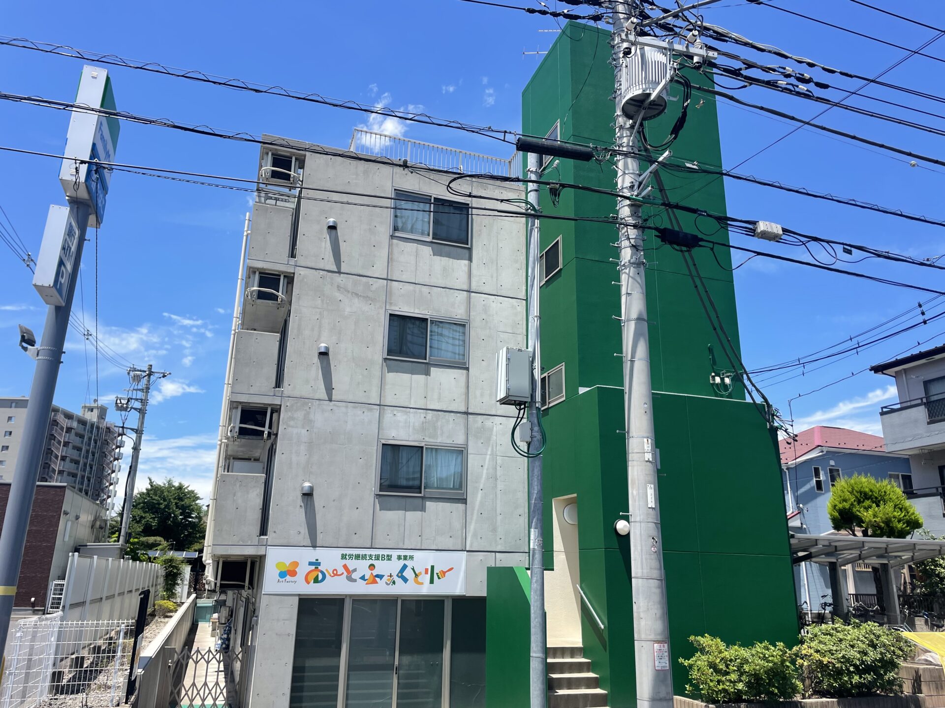 埼玉県草加市のコンクリート打放しマンションで外壁塗装とコーキングの打ち替えと屋上やベランダの防水工事を行いました！施工後