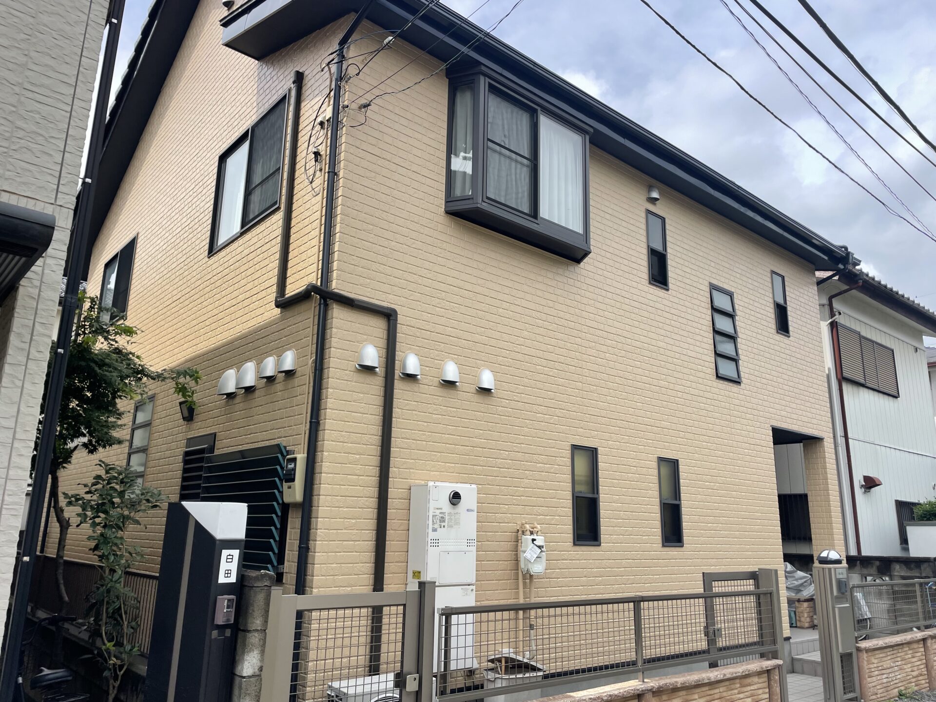 埼玉県川越市で外壁を無機ハイブリット塗料で塗装をしてコーキング打ち替えはオートンイクシードで行って、崩れた袖瓦を交換しました！施工後