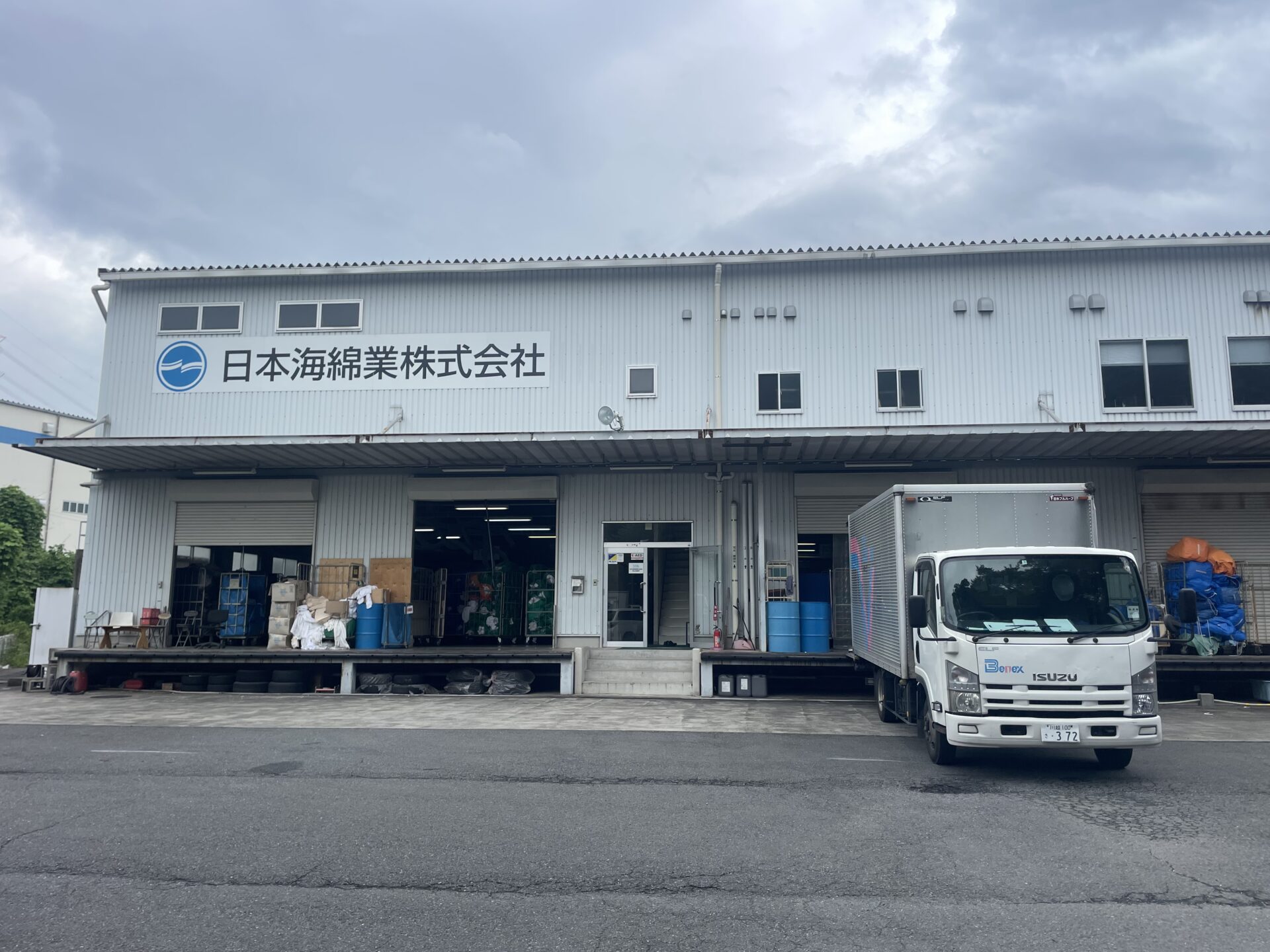 埼玉県日高市　日本海綿業様工場の劣化したシャッターの塗装工事を行いました！　施工前