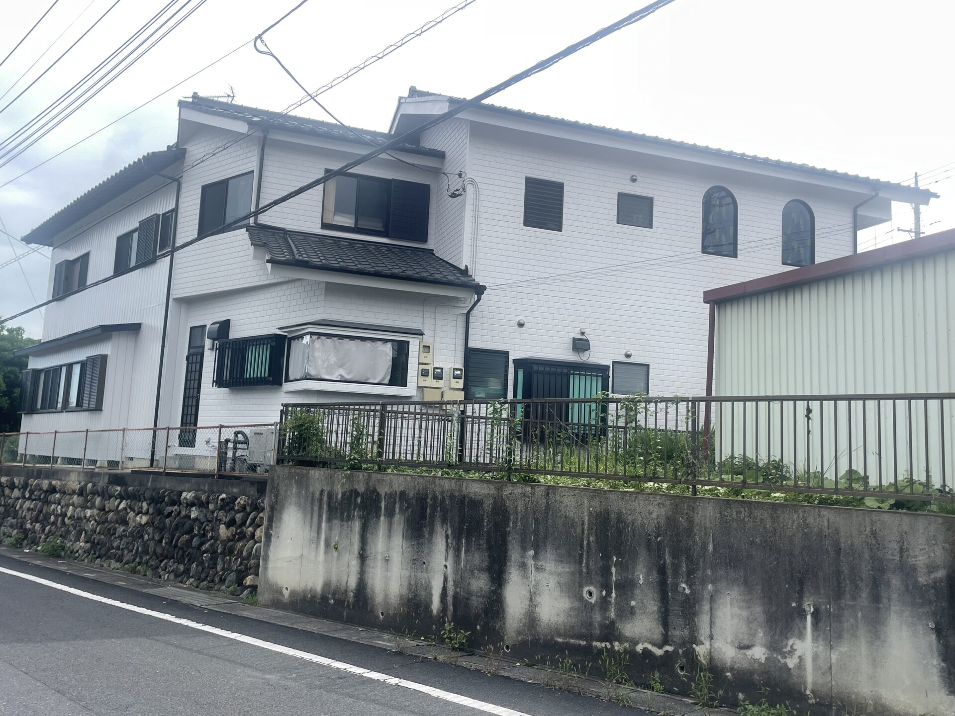 埼玉県吉見町で外壁を塗装して雨樋交換と屋根漆喰の補修も行いました。施工後