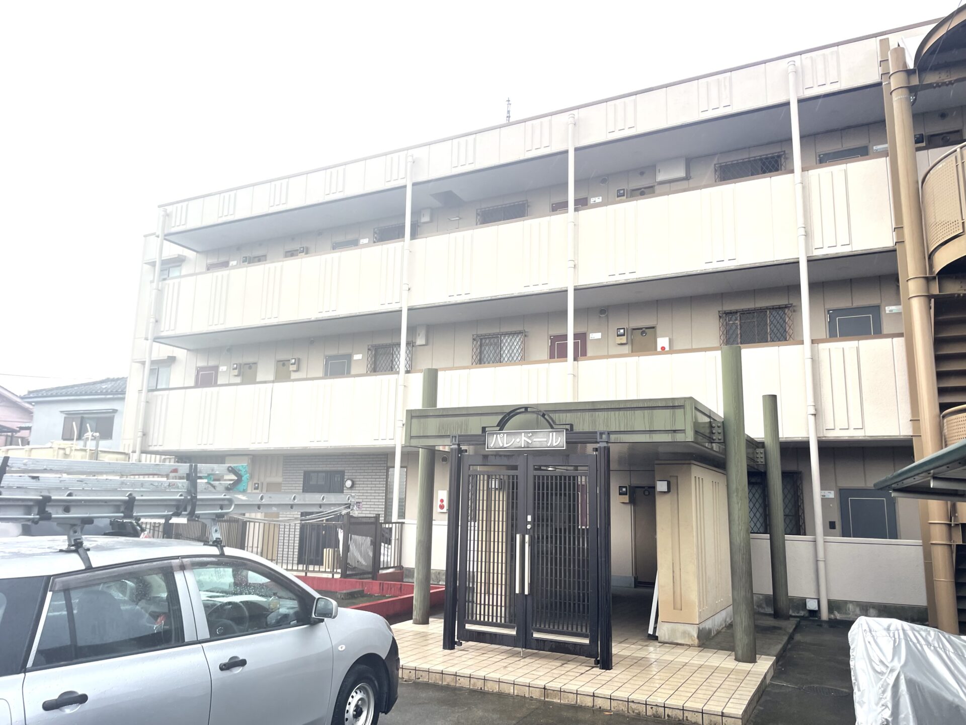 埼玉県川越市　マンション　外壁塗装防水工事の途中経過です。施工前