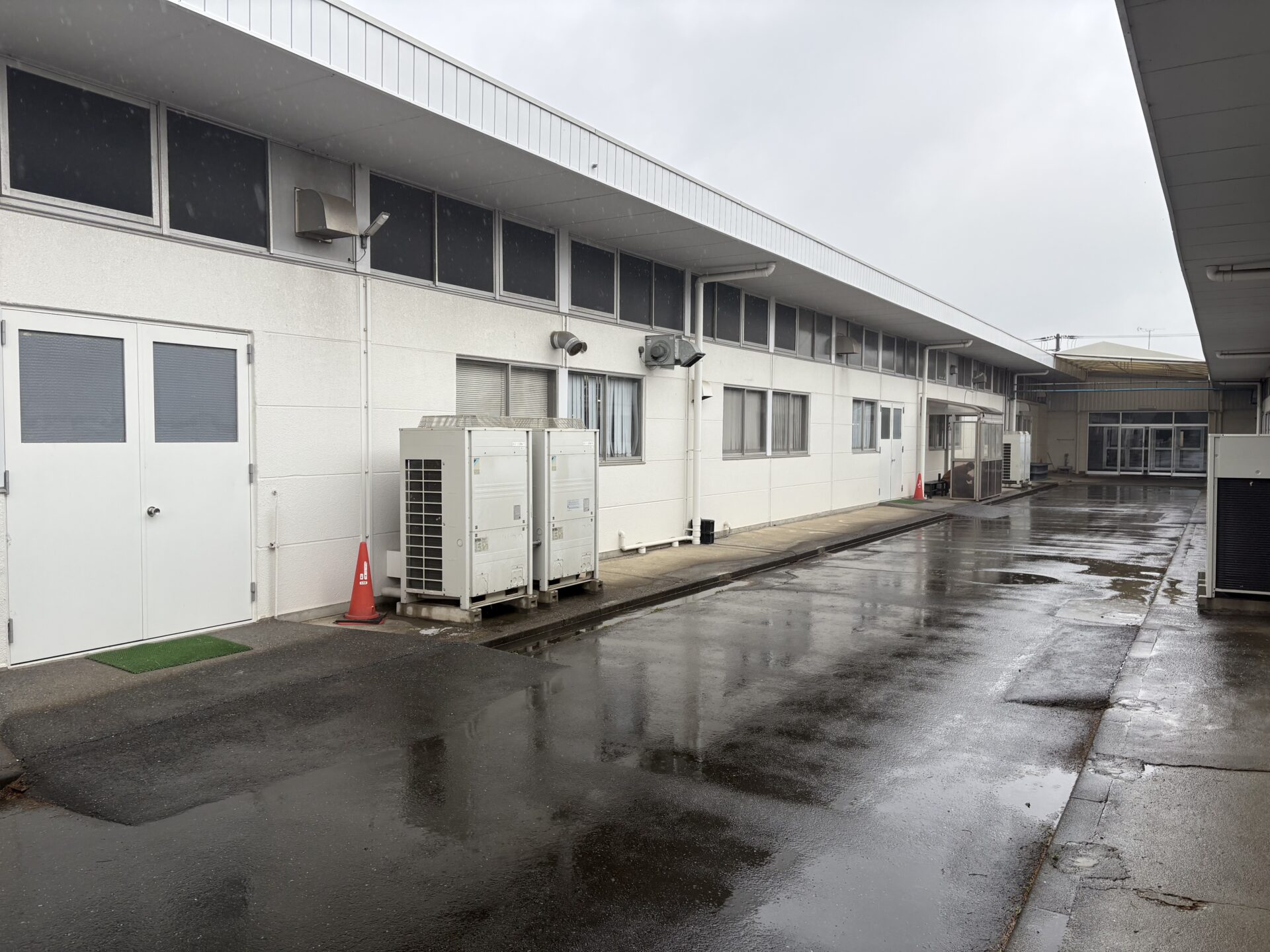 埼玉県川越市 サンリッツエレクトロニクス 窓廻りコーキング工事の途中経過です。施工前