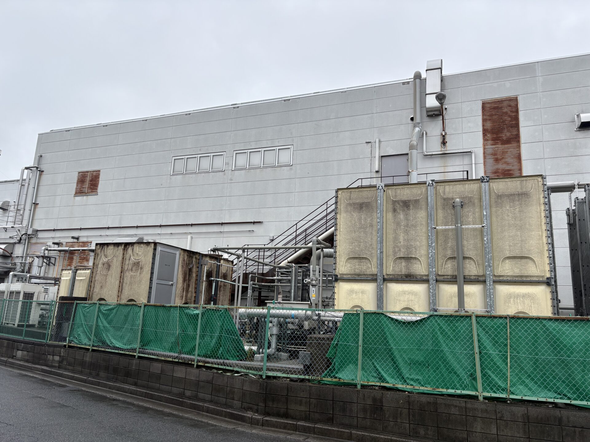 埼玉県上尾市　カネ美食品工場　外壁塗装工事の途中経過です！施工前