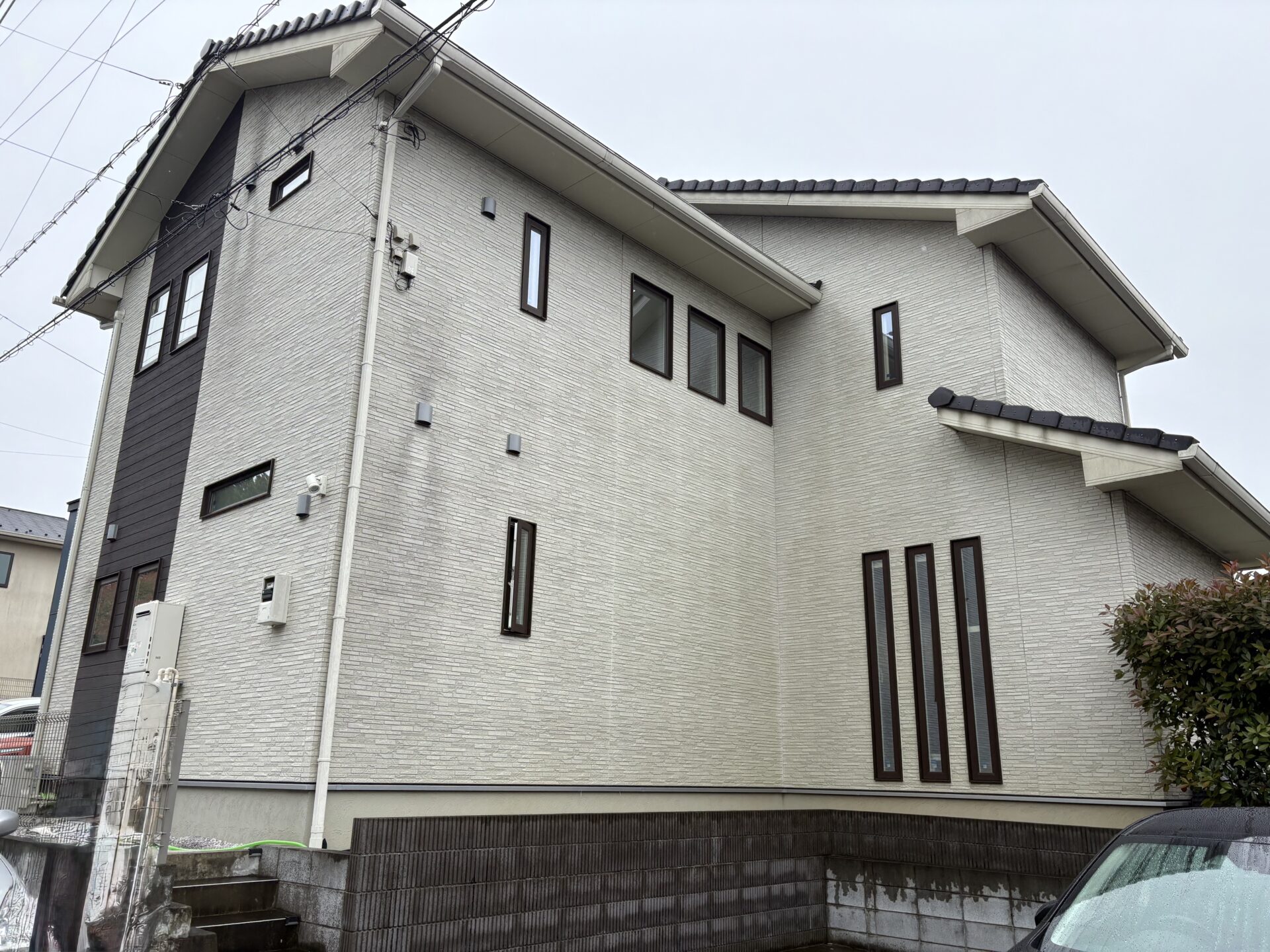 埼玉県日高市で水溶性溶剤無機塗料のグランデで外壁を塗装してオートンイクシードでコーキングを打ち替えました！施工前