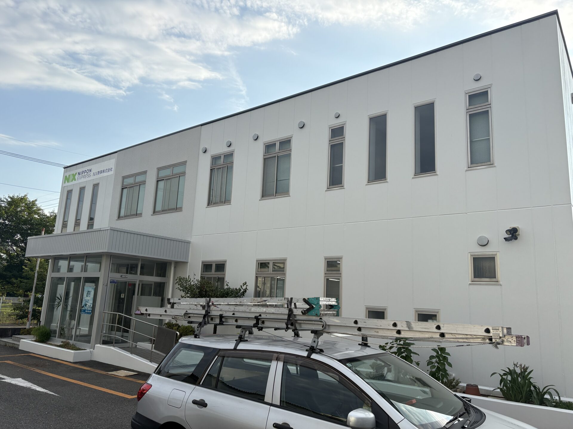 埼玉県伊奈町でNX商事様の事務所社屋の折板屋根と外壁を塗装して、ALC目地のコーキング打ち替えも行いました!施工後