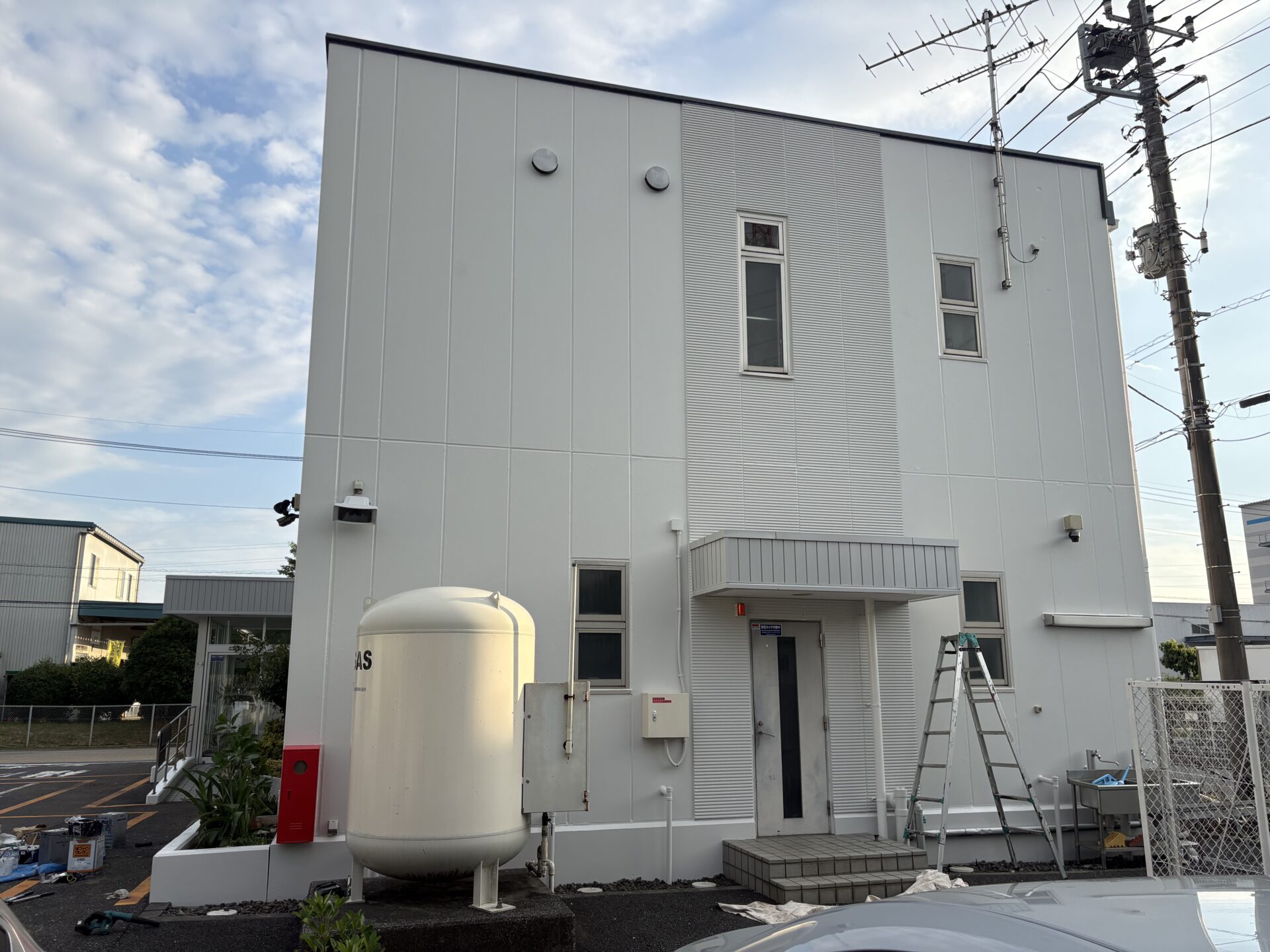 埼玉県伊奈町でNX商事様の事務所社屋の折板屋根と外壁を塗装して、ALC目地のコーキング打ち替えも行いました!施工後