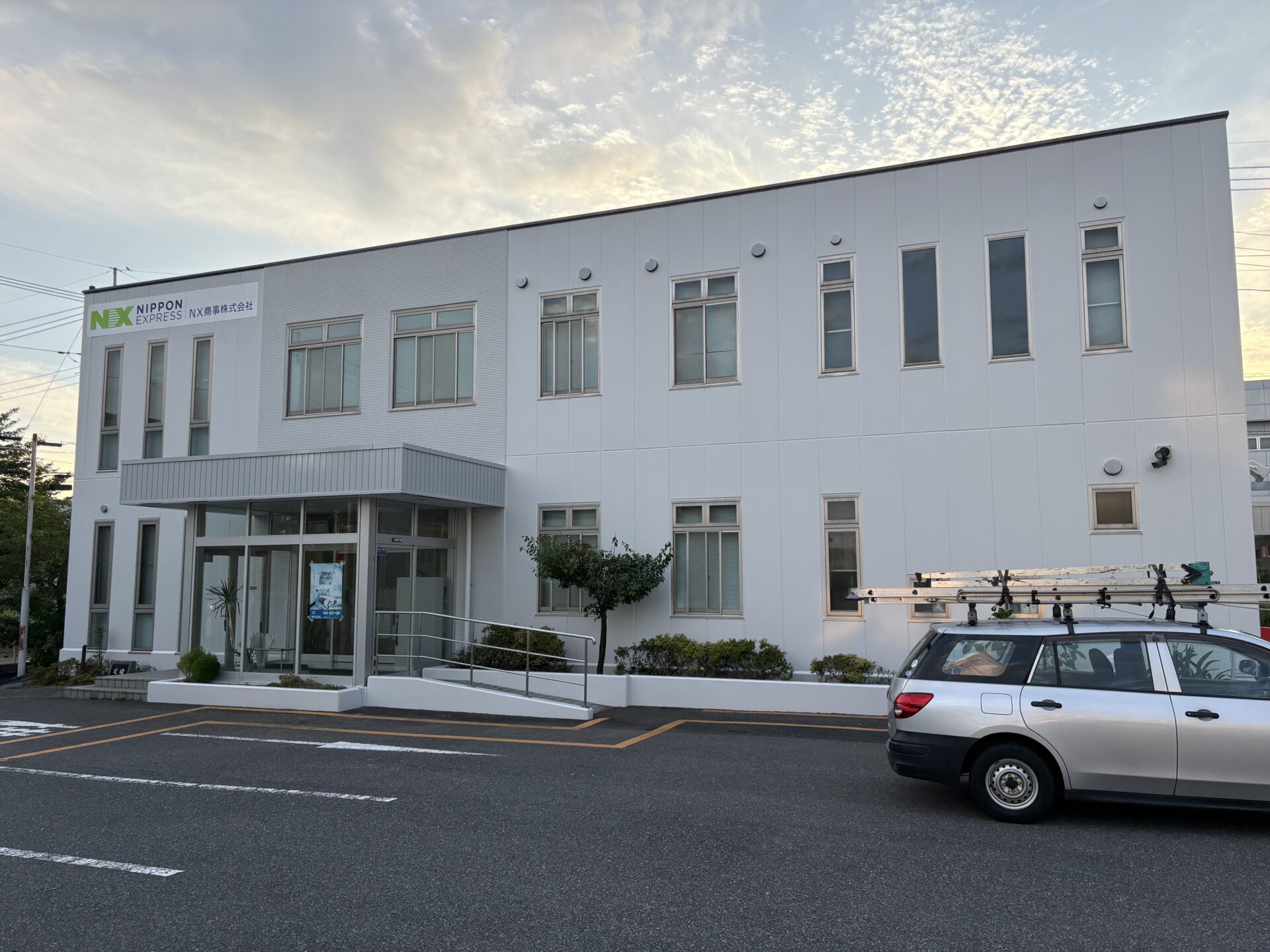 埼玉県伊奈町でNX商事様の事務所社屋の折板屋根と外壁を塗装して、ALC目地のコーキング打ち替えも行いました!施工後