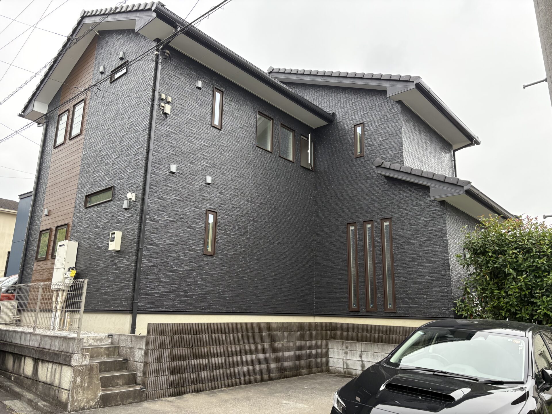 埼玉県日高市で水溶性溶剤無機塗料のグランデで外壁を塗装してオートンイクシードでコーキングを打ち替えました！