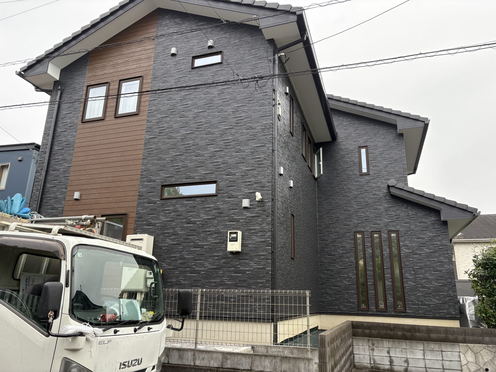 埼玉県日高市で水溶性溶剤無機塗料のグランデで外壁を塗装してオートンイクシードでコーキングを打ち替えました！施工後