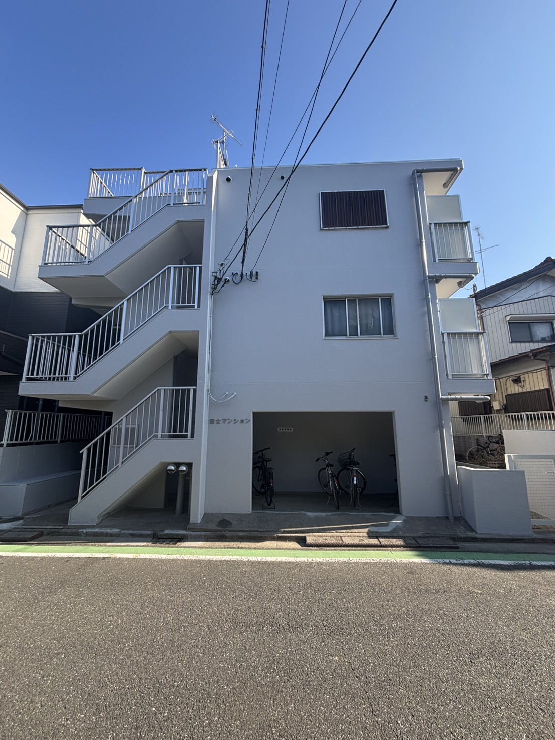 埼玉県さいたま市でマンションの屋上防水と外壁塗装を行い、門扉の交換もしました！施工後