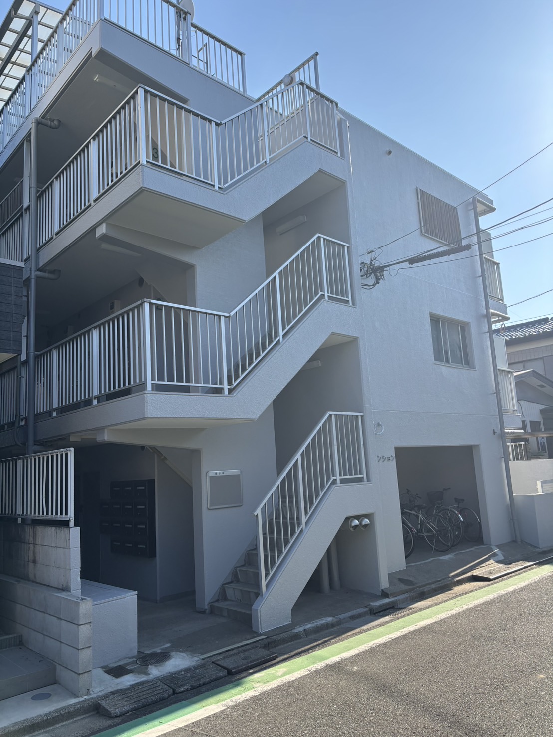 埼玉県さいたま市でマンションの屋上防水と外壁塗装を行い、門扉の交換もしました！施工後