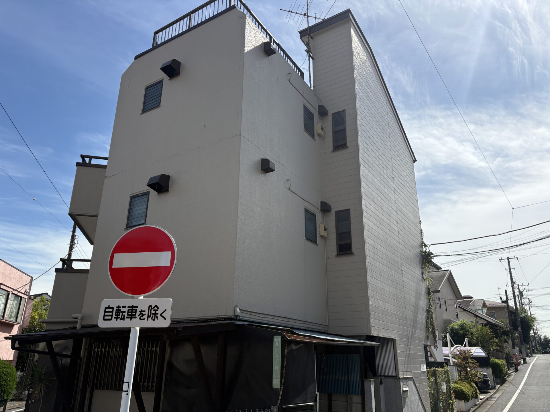 東京都世田谷区　カネショウハイツ　外壁塗装と屋上、バルコニー防水工事の途中経過です。施工前